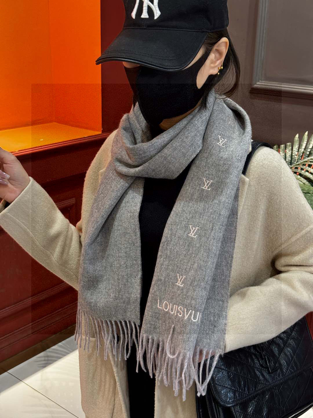 【LV】官网新款 情侣款 巴黎时装展双面羊绒围巾！采用蒙古高原细羊绒！手感满满地都是细腻的绒毛！这个价格