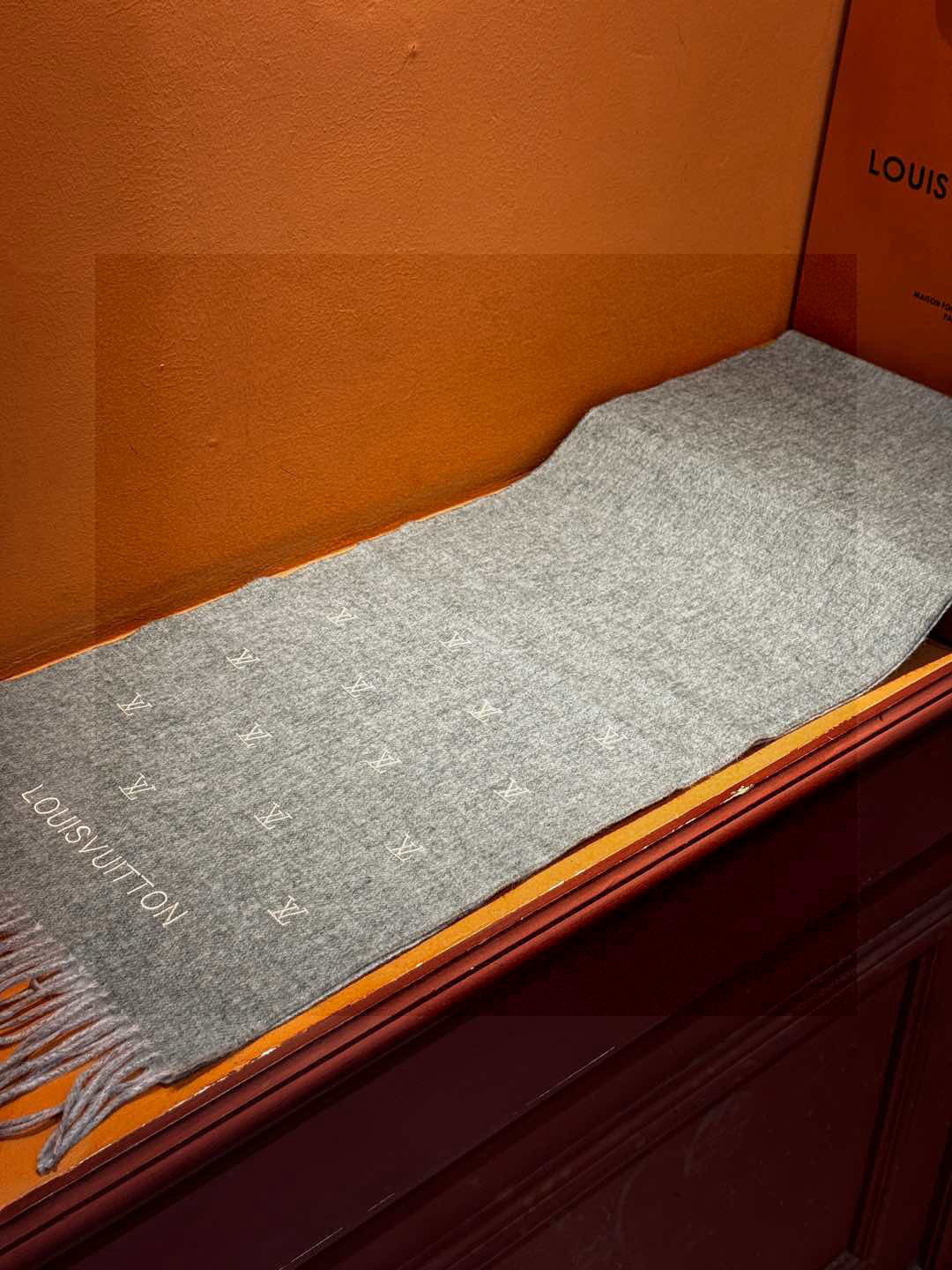 【LV】官网新款 情侣款 巴黎时装展双面羊绒围巾！采用蒙古高原细羊绒！手感满满地都是细腻的绒毛！这个价格