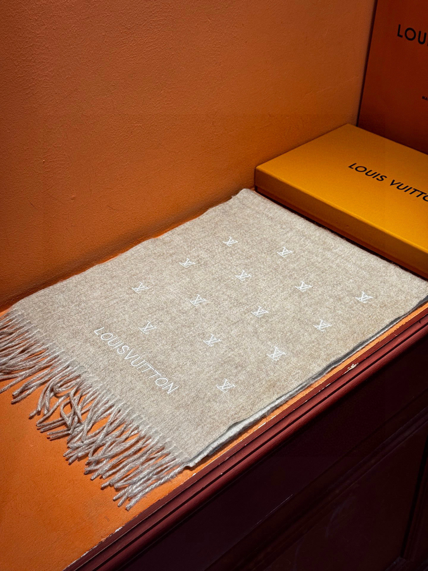 【LV】官网新款 情侣款 巴黎时装展双面羊绒围巾！采用蒙古高原细羊绒！手感满满地都是细腻的绒毛！这个价格