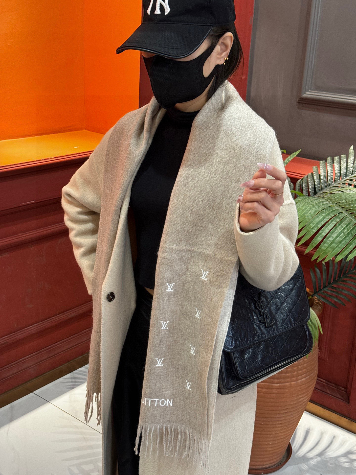 【LV】官网新款 情侣款 巴黎时装展双面羊绒围巾！采用蒙古高原细羊绒！手感满满地都是细腻的绒毛！这个价格