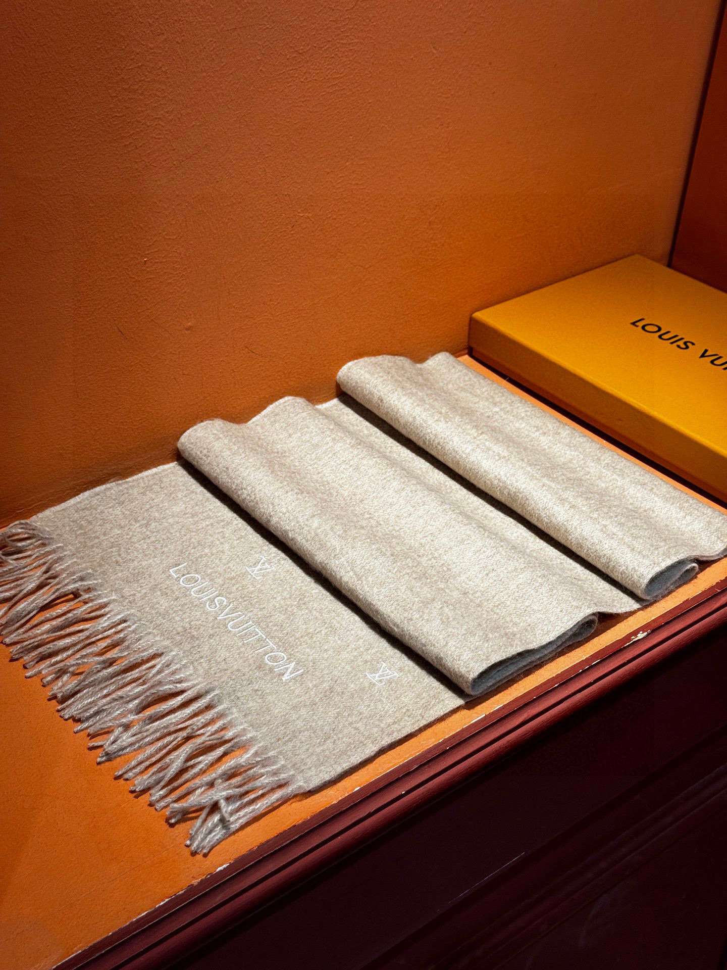 【LV】官网新款 情侣款 巴黎时装展双面羊绒围巾！采用蒙古高原细羊绒！手感满满地都是细腻的绒毛！这个价格