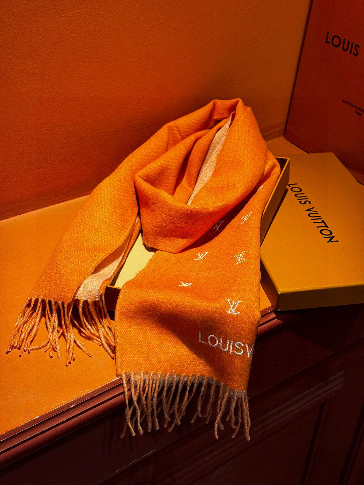 【LV】官网新款 情侣款 巴黎时装展双面羊绒围巾！采用蒙古高原细羊绒！手感满满地都是细腻的绒毛！这个价格