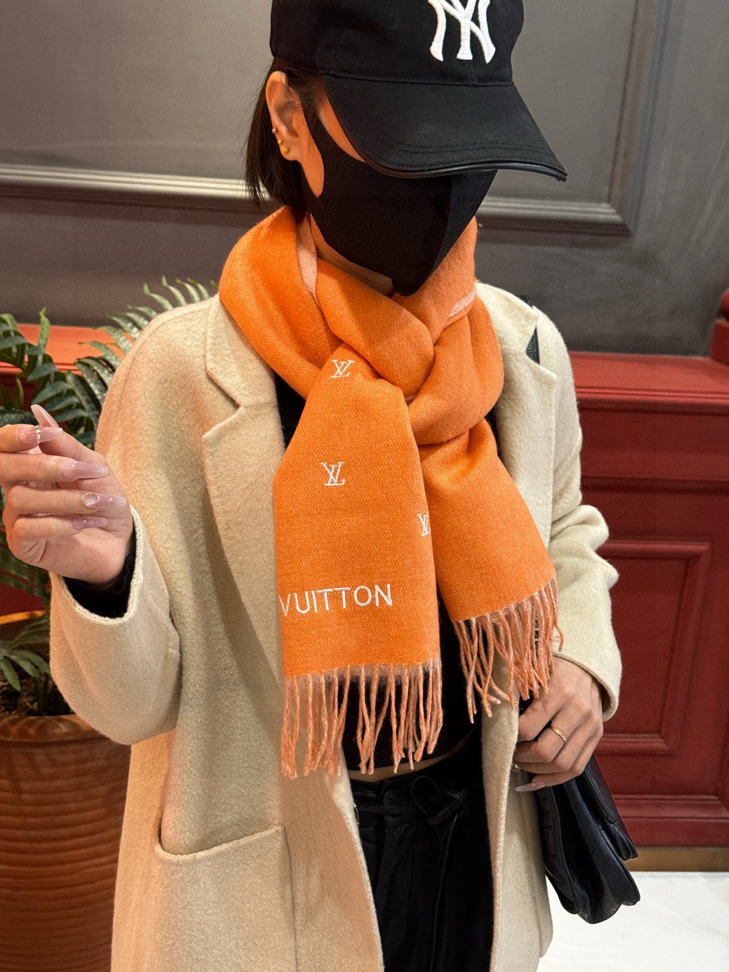 【LV】官网新款 情侣款 巴黎时装展双面羊绒围巾！采用蒙古高原细羊绒！手感满满地都是细腻的绒毛！这个价格