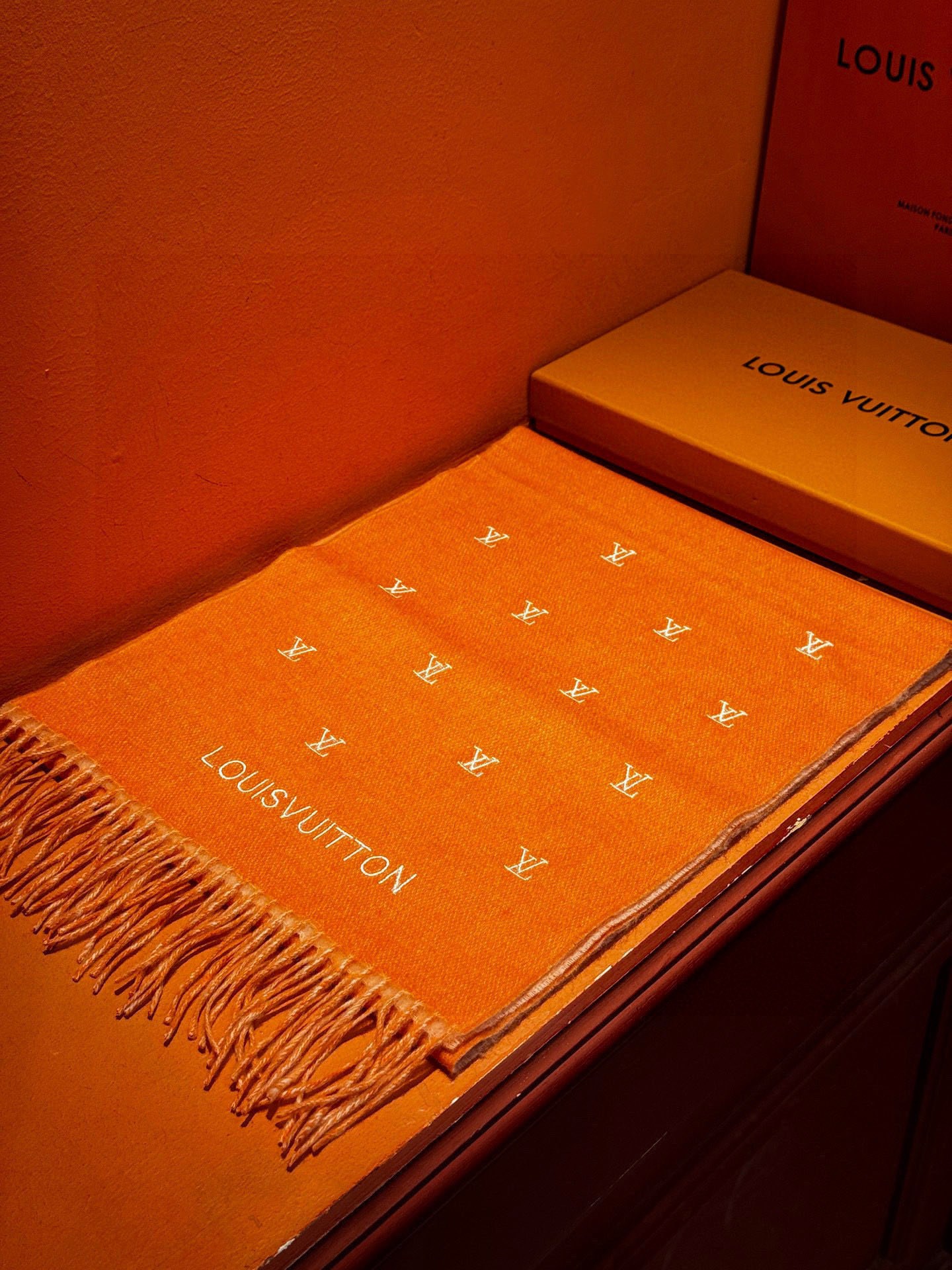 【LV】官网新款 情侣款 巴黎时装展双面羊绒围巾！采用蒙古高原细羊绒！手感满满地都是细腻的绒毛！这个价格