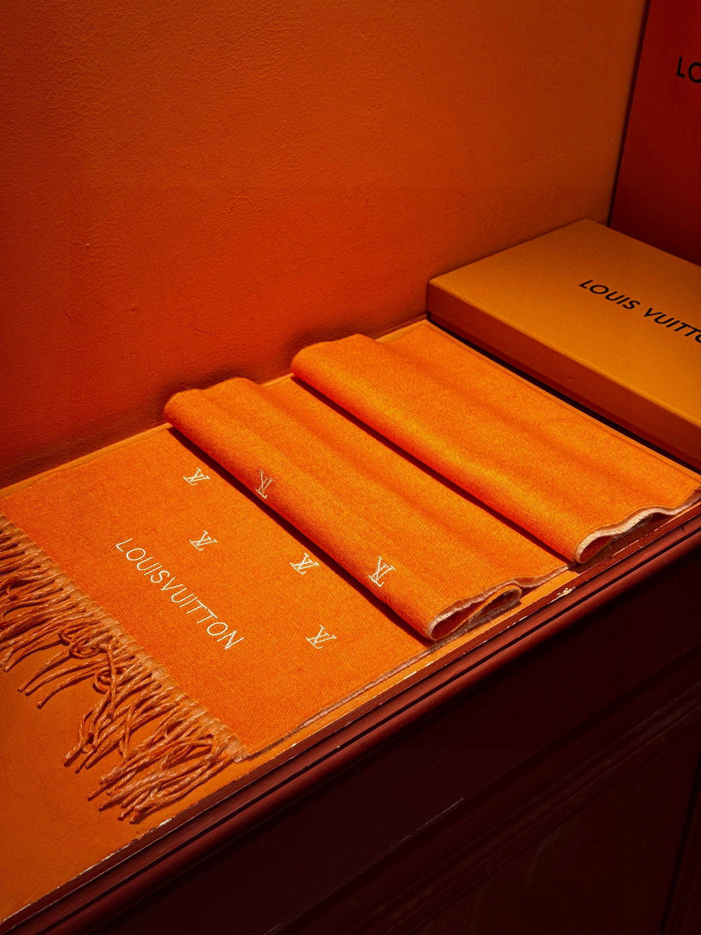 【LV】官网新款 情侣款 巴黎时装展双面羊绒围巾！采用蒙古高原细羊绒！手感满满地都是细腻的绒毛！这个价格