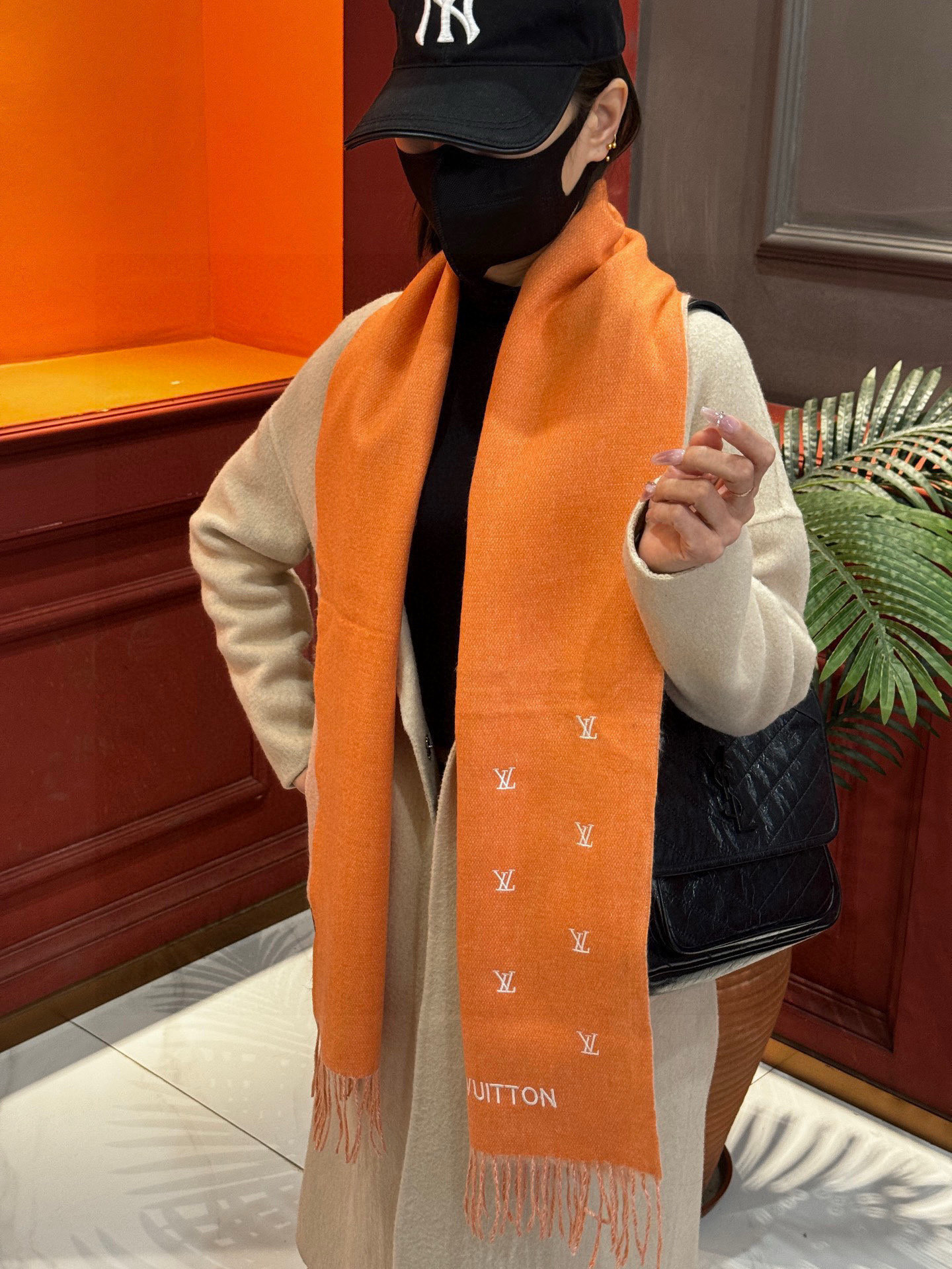 【LV】官网新款 情侣款 巴黎时装展双面羊绒围巾！采用蒙古高原细羊绒！手感满满地都是细腻的绒毛！这个价格