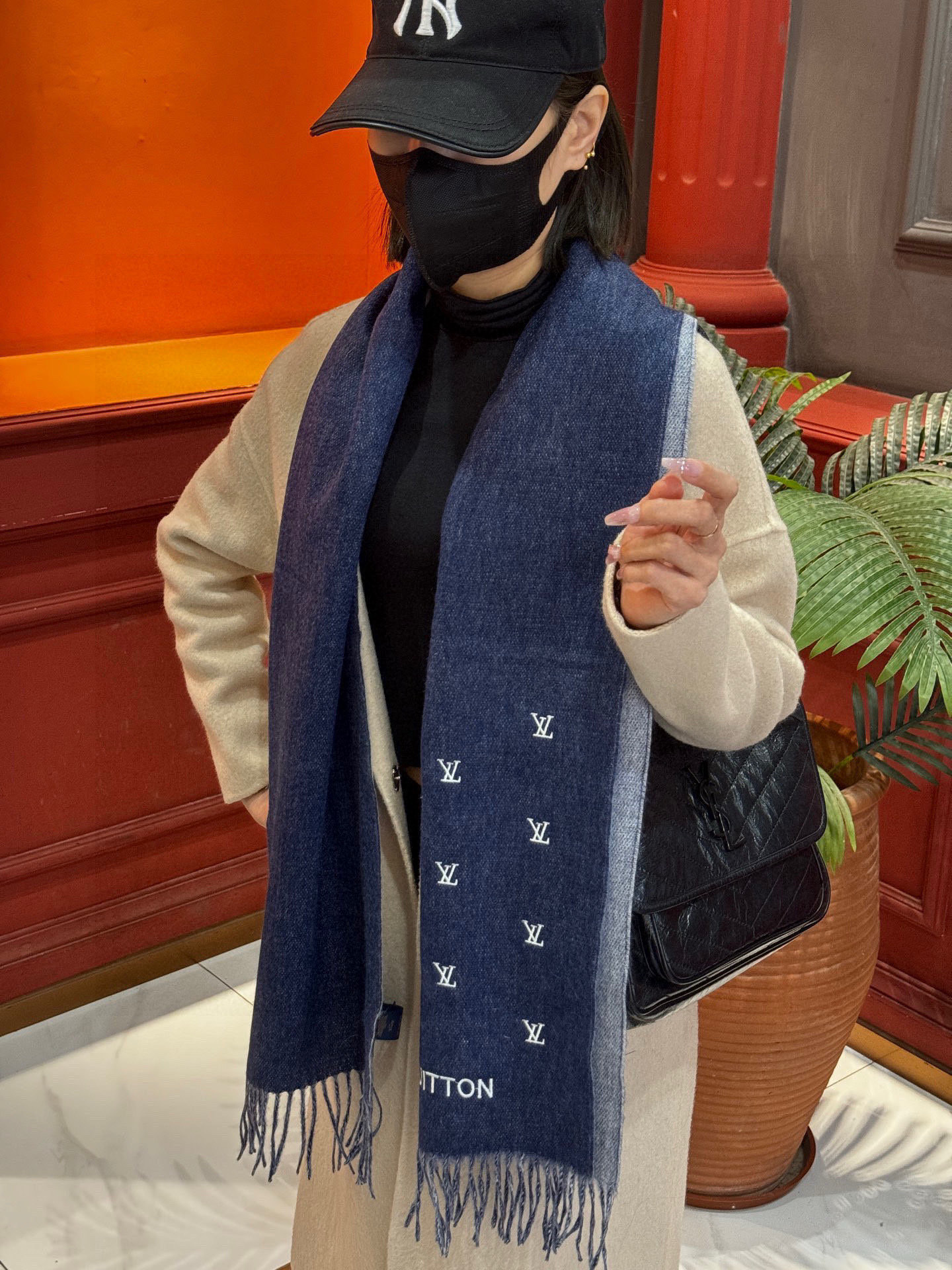 【LV】官网新款 情侣款 巴黎时装展双面羊绒围巾！采用蒙古高原细羊绒！手感满满地都是细腻的绒毛！这个价格