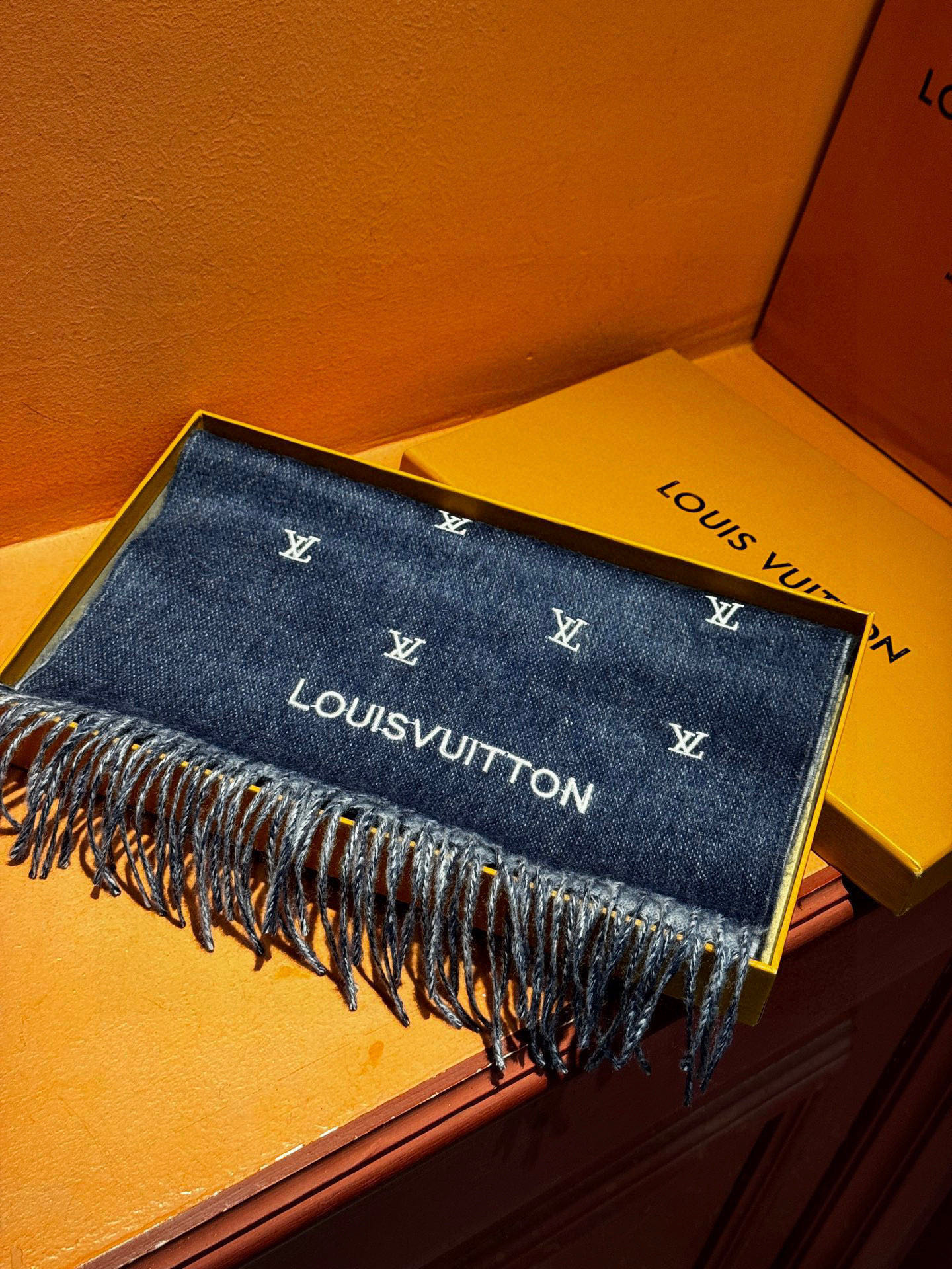 【LV】官网新款 情侣款 巴黎时装展双面羊绒围巾！采用蒙古高原细羊绒！手感满满地都是细腻的绒毛！这个价格