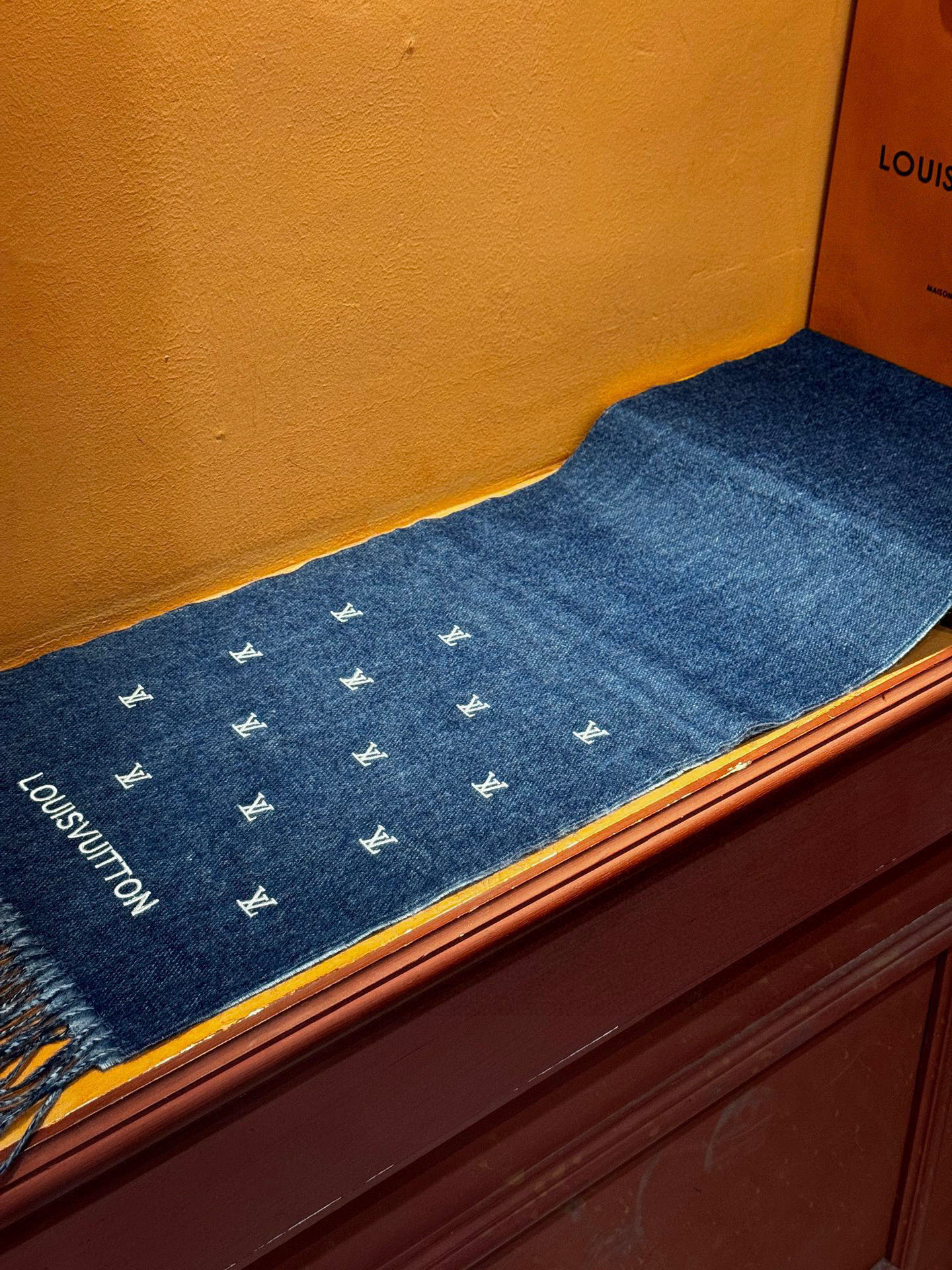 【LV】官网新款 情侣款 巴黎时装展双面羊绒围巾！采用蒙古高原细羊绒！手感满满地都是细腻的绒毛！这个价格