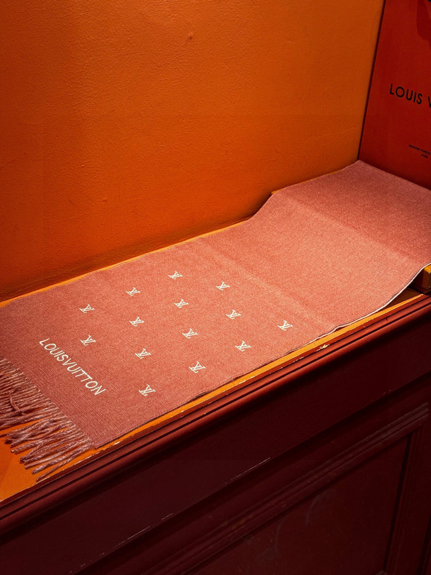 【LV】官网新款 情侣款 巴黎时装展双面羊绒围巾！采用蒙古高原细羊绒！手感满满地都是细腻的绒毛！这个价格