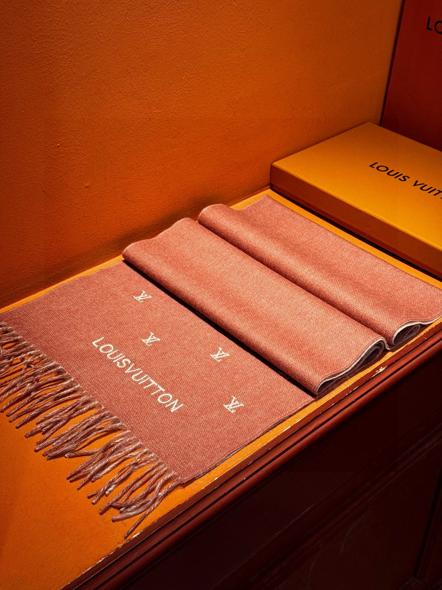 【LV】官网新款 情侣款 巴黎时装展双面羊绒围巾！采用蒙古高原细羊绒！手感满满地都是细腻的绒毛！这个价格