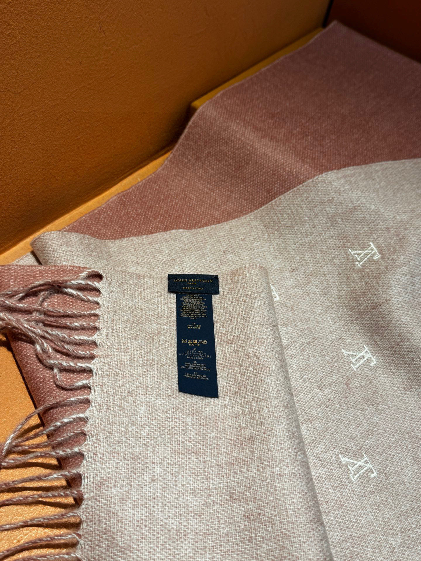 【LV】官网新款 情侣款 巴黎时装展双面羊绒围巾！采用蒙古高原细羊绒！手感满满地都是细腻的绒毛！这个价格