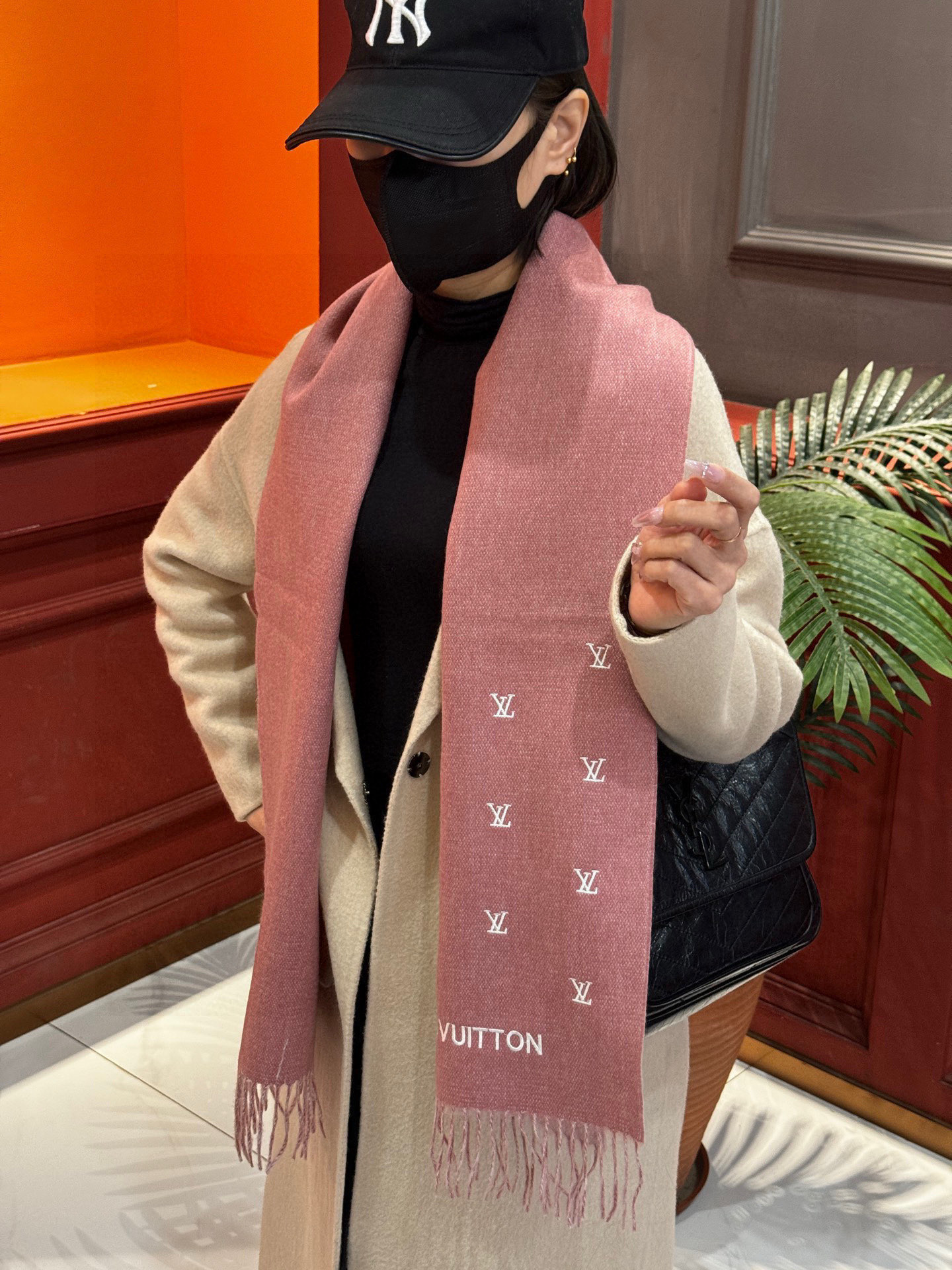 【LV】官网新款 情侣款 巴黎时装展双面羊绒围巾！采用蒙古高原细羊绒！手感满满地都是细腻的绒毛！这个价格