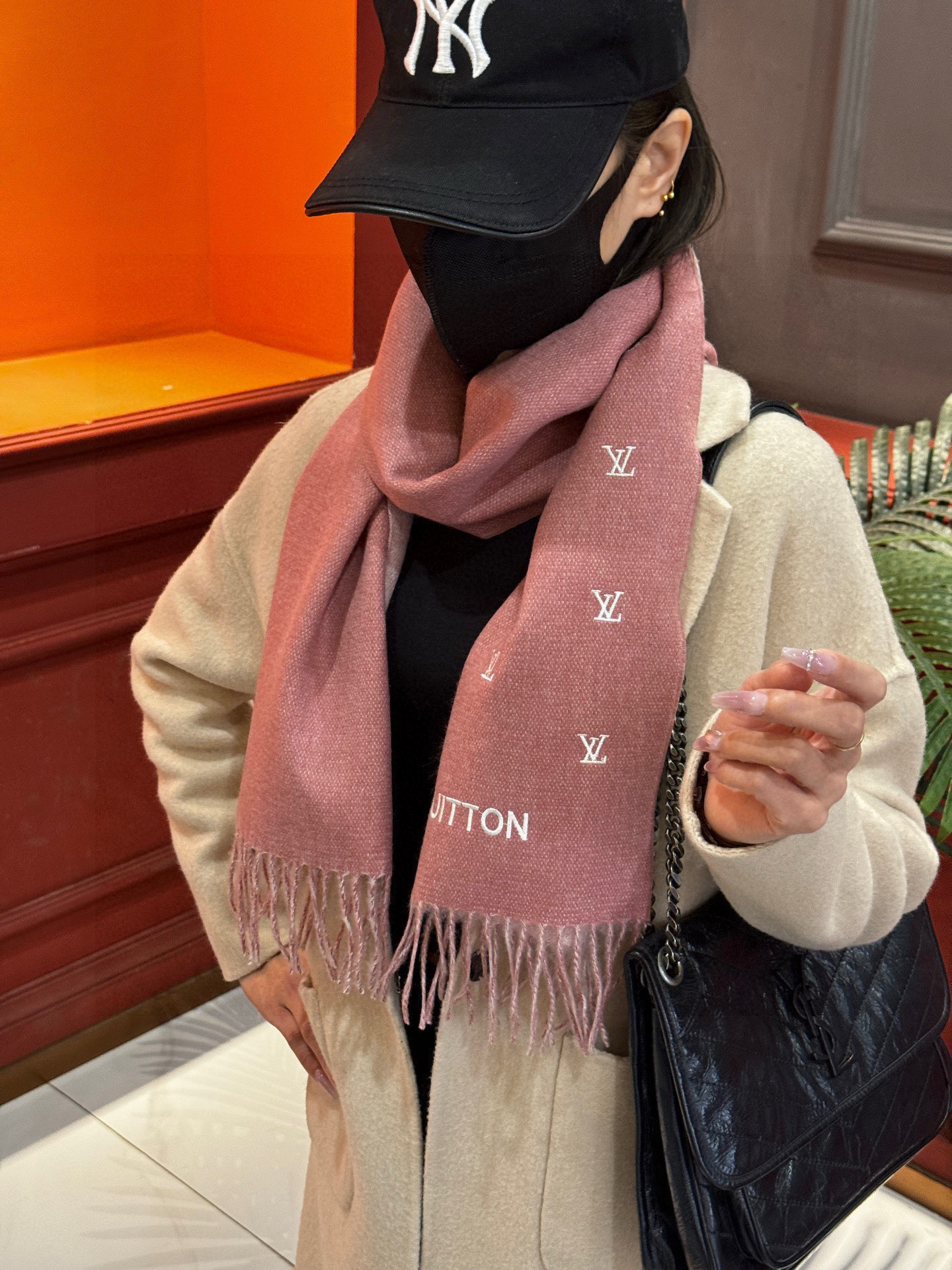 【LV】官网新款 情侣款 巴黎时装展双面羊绒围巾！采用蒙古高原细羊绒！手感满满地都是细腻的绒毛！这个价格