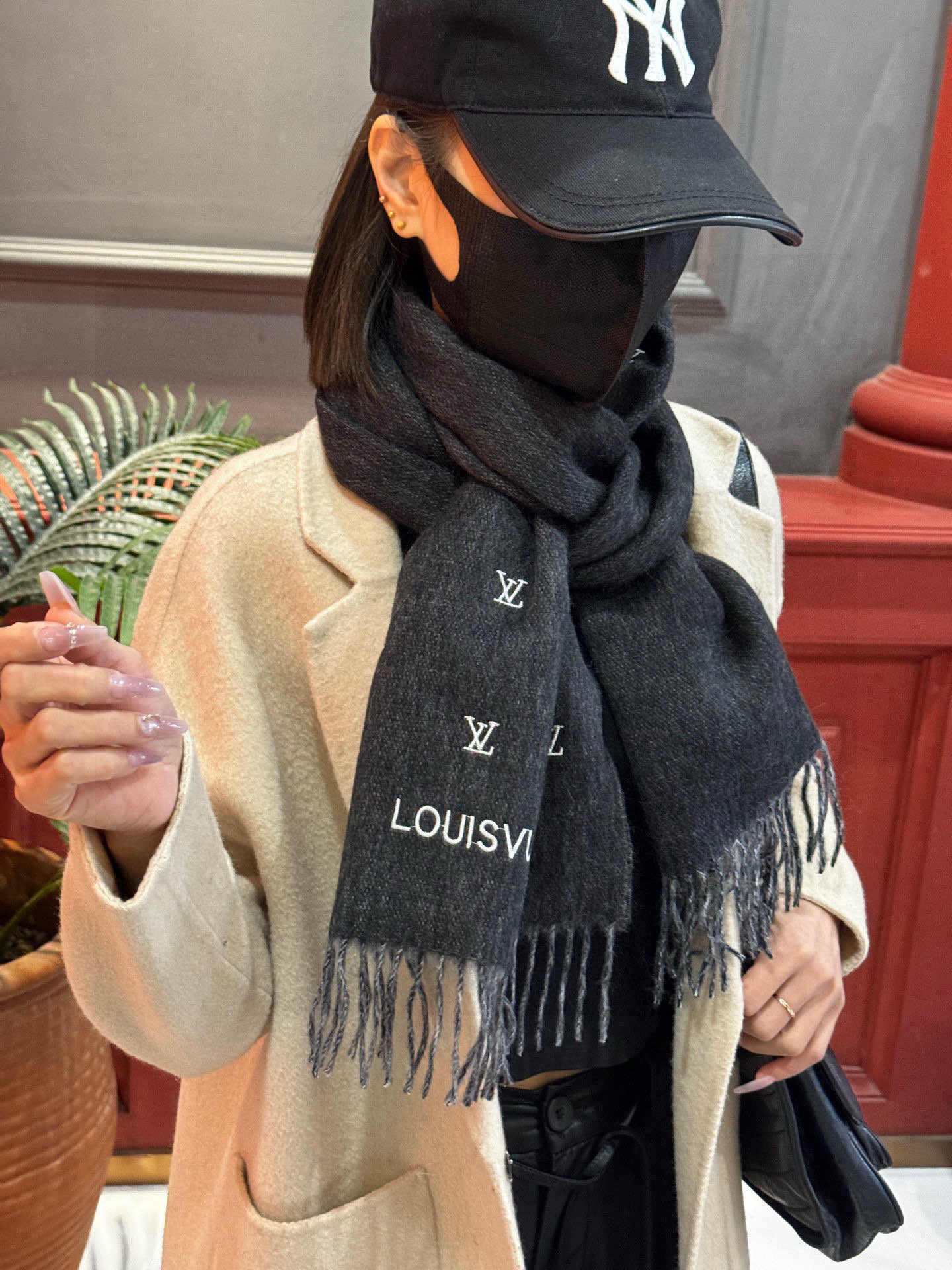 【LV】官网新款 情侣款 巴黎时装展双面羊绒围巾！采用蒙古高原细羊绒！手感满满地都是细腻的绒毛！这个价格