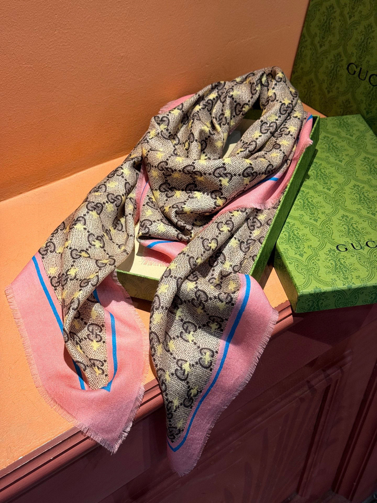 ✨✨GUCCI新款！ 印花工艺 稀疏层次设计 配以精美 真心特别 上身简直了‼️ 围着不说话都散发着优雅