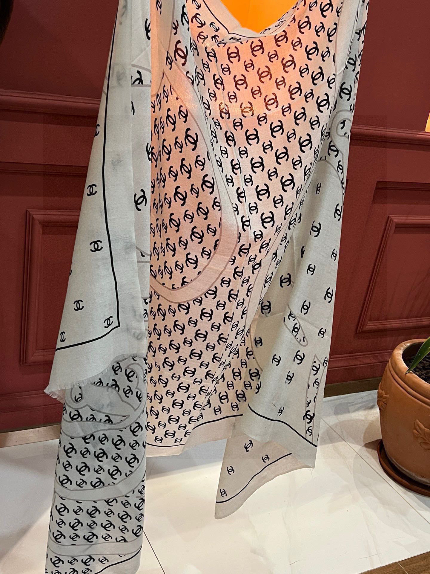 羊绒新款💞 新❤小香【山茶花长围巾】~超级抬气色！高级女人味！羊绒围巾也能这么美！！！这款双面花卉羊绒围