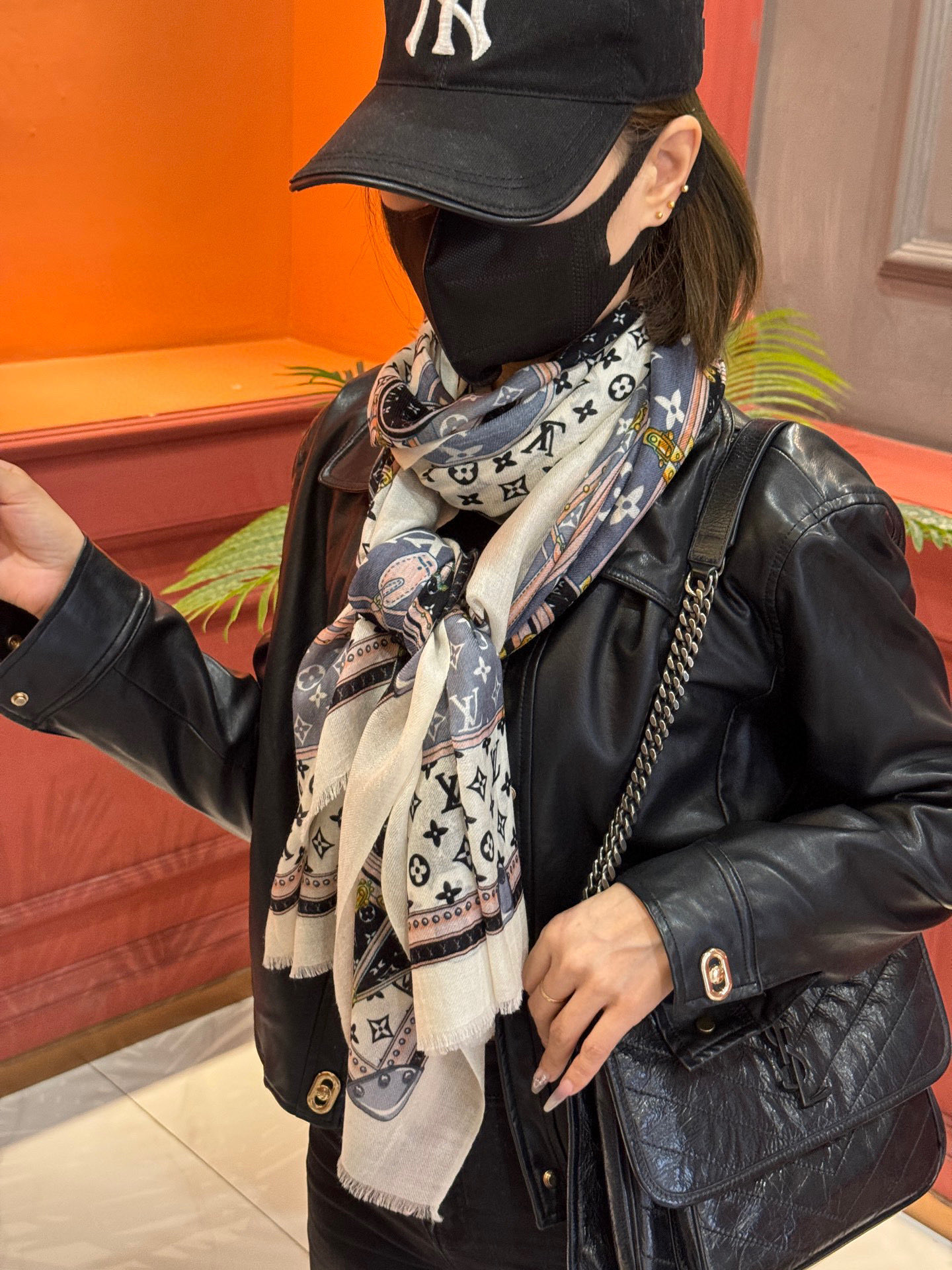 上新🆕❤️ lv 旅行包🔒款～ 新款羊绒😍专柜同步🌈✨这个size不大不小特别好搭配，品质超级好‼️拿到