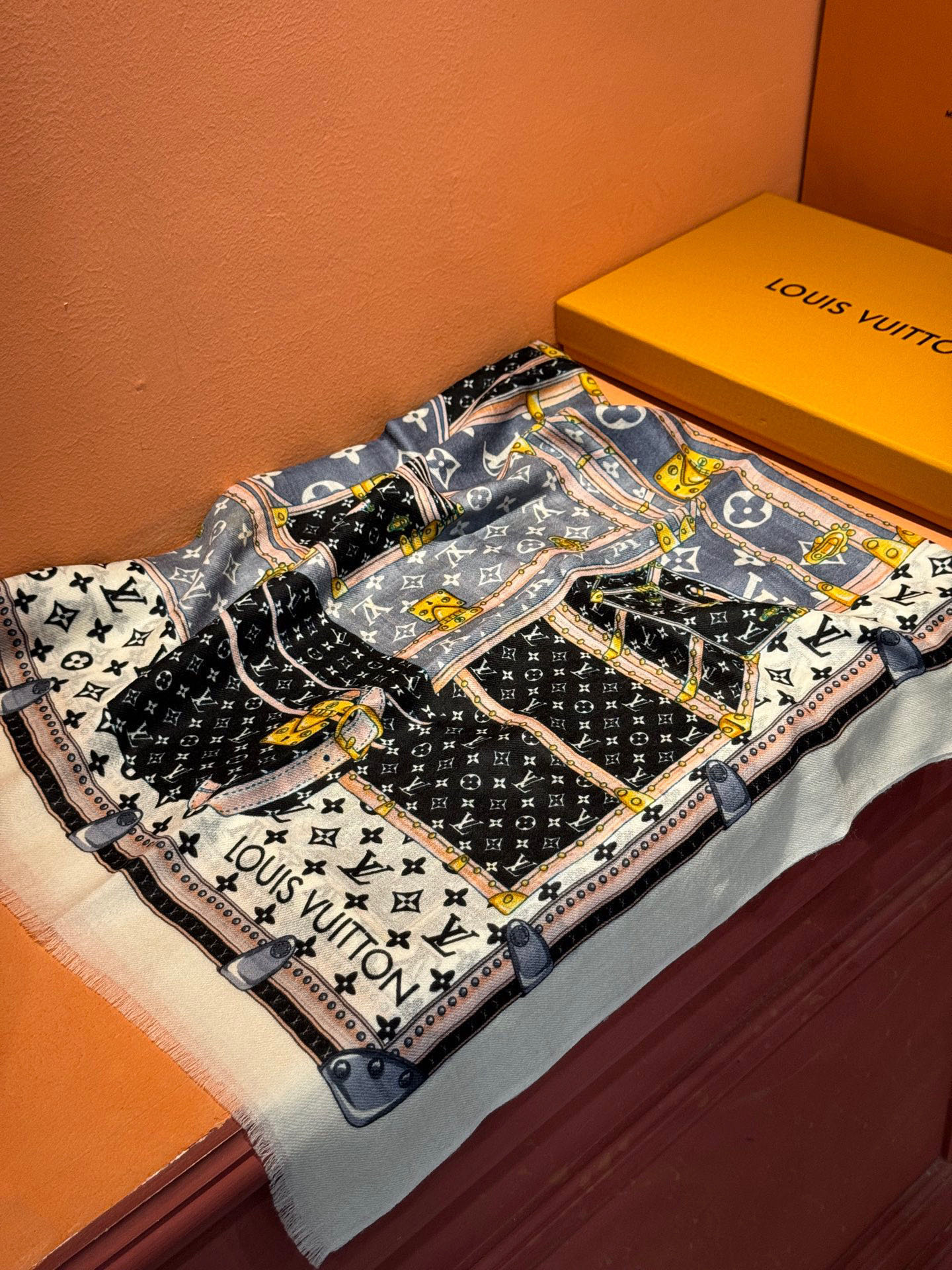 上新🆕❤️ lv 旅行包🔒款～ 新款羊绒😍专柜同步🌈✨这个size不大不小特别好搭配，品质超级好‼️拿到