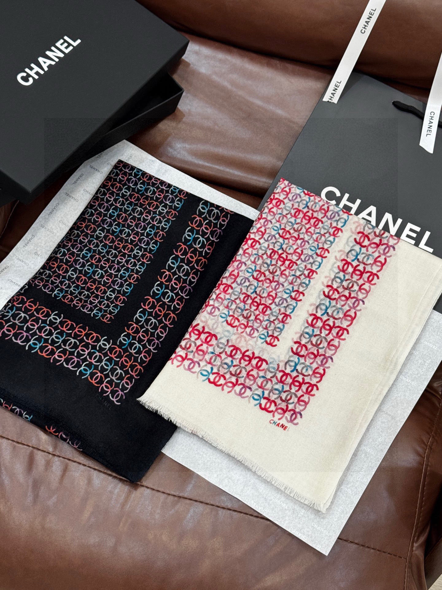 💟2025年秋冬新款 💟CHANEL香奈儿经典元素设计优雅大方，绕在颈间超级完美💋💋简直人间的尤物😍 专