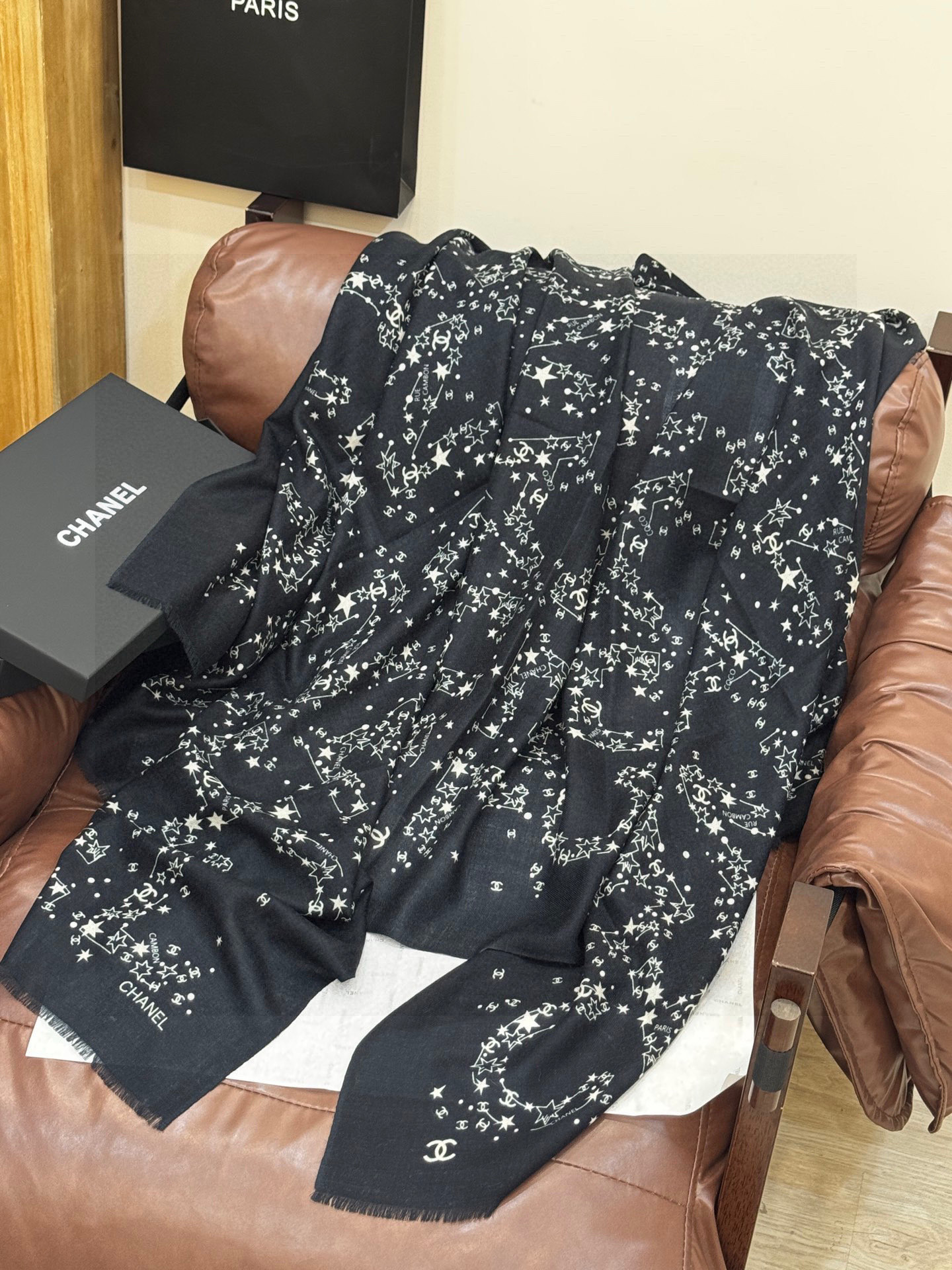 💟CHANEL香奈儿经典元素设计优雅大方，绕在颈间超级完美💋💋简直人间的尤物😍 专柜品质[玫瑰]长巾10