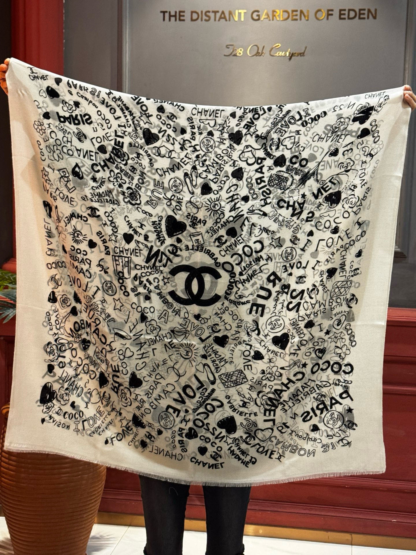 💟2025年秋冬新款 💟CHANEL香奈儿经典元素设计优雅大方，绕在颈间超级完美💋💋简直人间的尤物😍 专