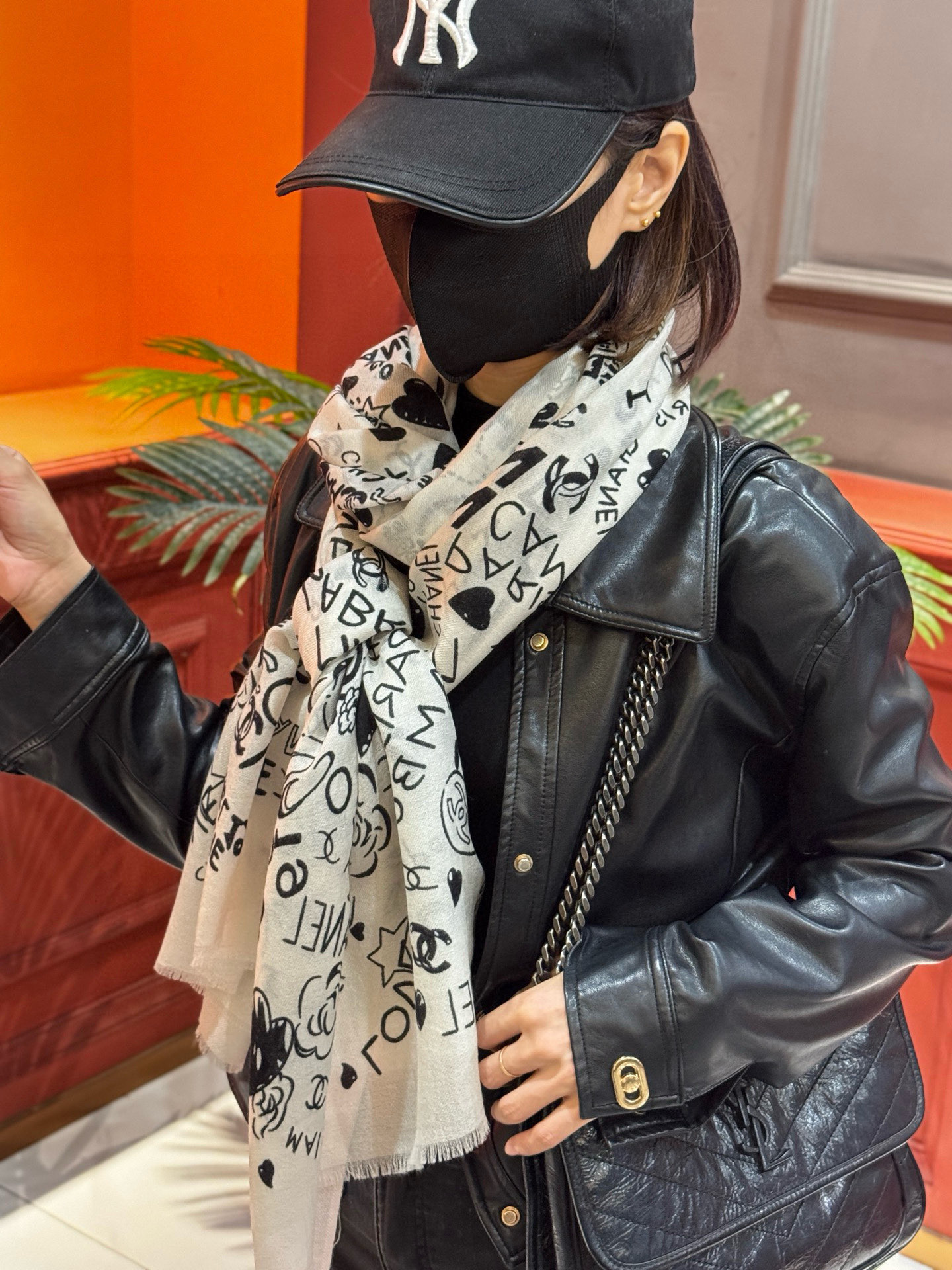 💟2025年秋冬新款 💟CHANEL香奈儿经典元素设计优雅大方，绕在颈间超级完美💋💋简直人间的尤物😍 专