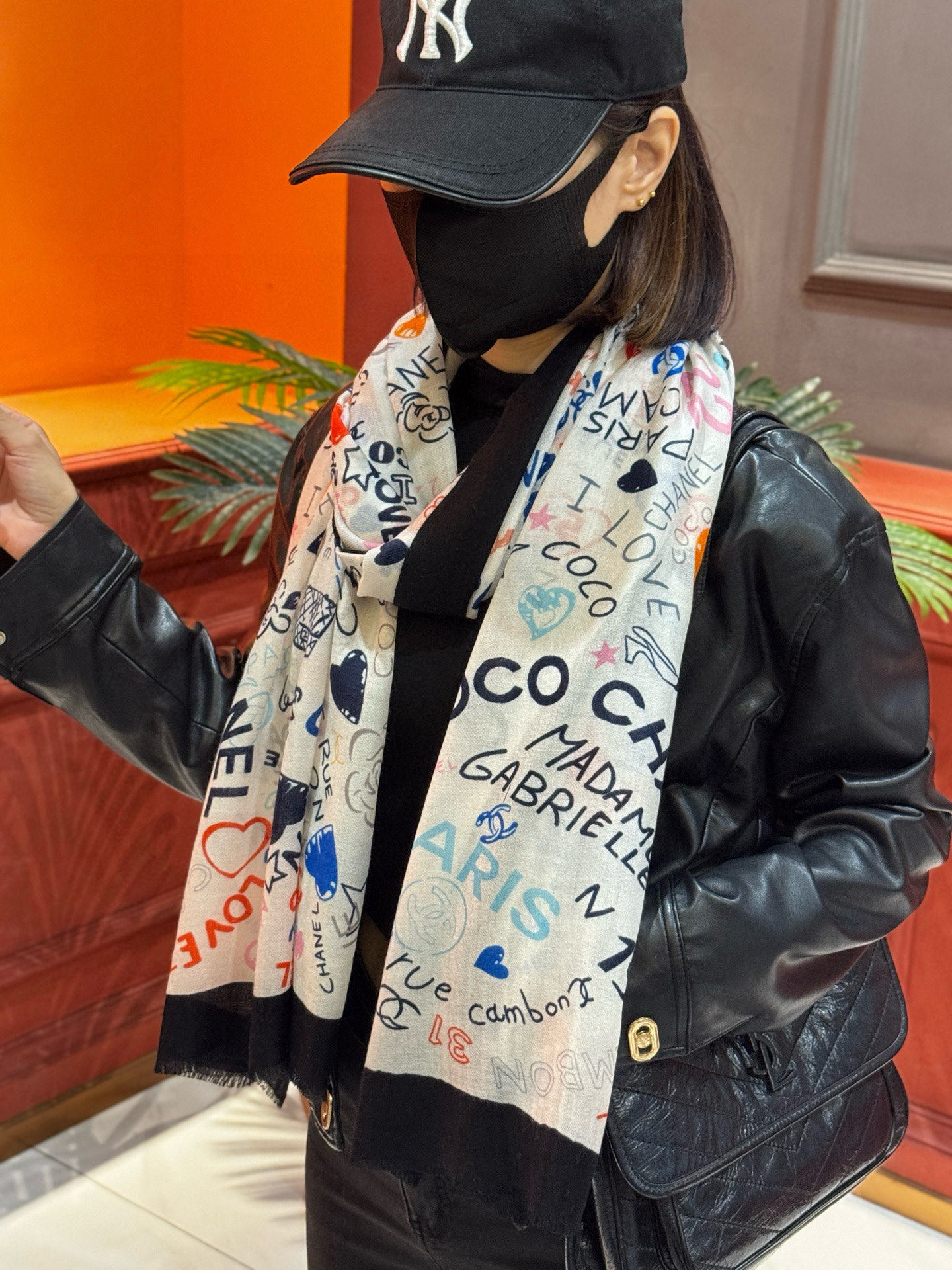 💟2025年秋冬新款 💟CHANEL香奈儿经典元素设计优雅大方，绕在颈间超级完美💋💋简直人间的尤物😍 专