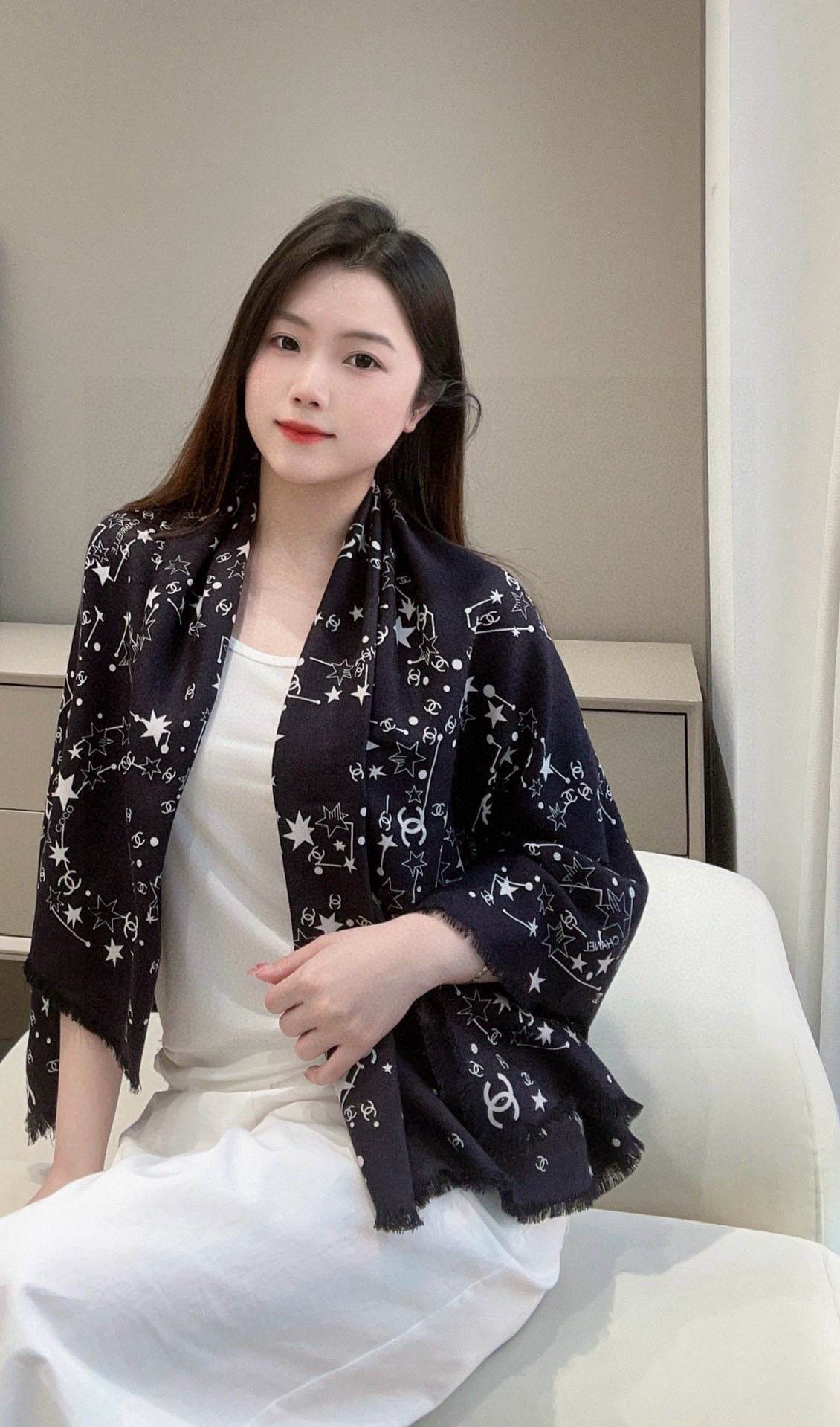 𝑪𝒉𝒂𝒏𝒆𝒍 • 25𝑪《星星物语》四季披肩黑色！Size：140x140cm 100%羊绒轻盈柔软，亲