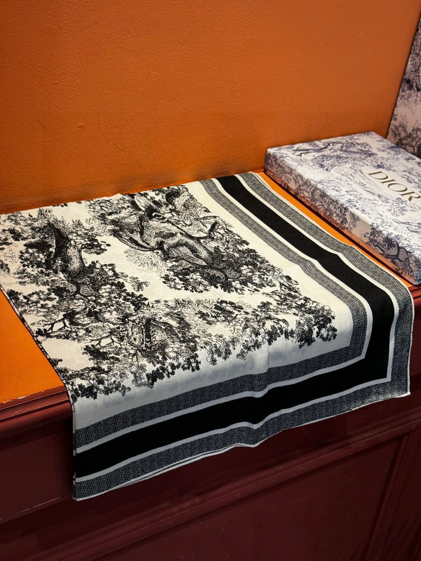 上新❤️ 𝐃𝐈𝐎𝐑 2025早春新款 《茹伊丛手绘方巾》size：110x110 cm 【双面同色丝绒方