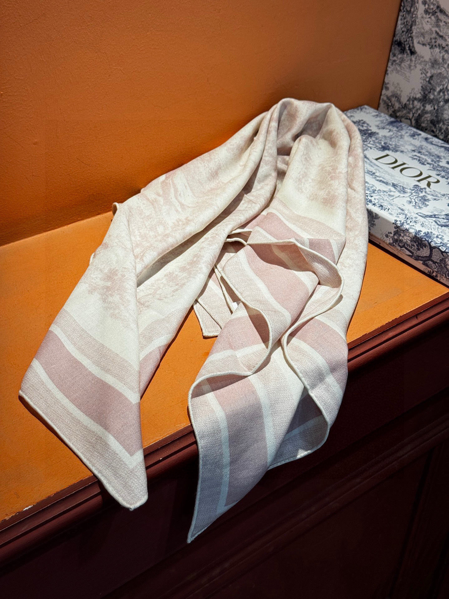 上新❤️ 𝐃𝐈𝐎𝐑 2025早春新款 《茹伊丛手绘方巾》size：110x110 cm 【双面同色丝绒方