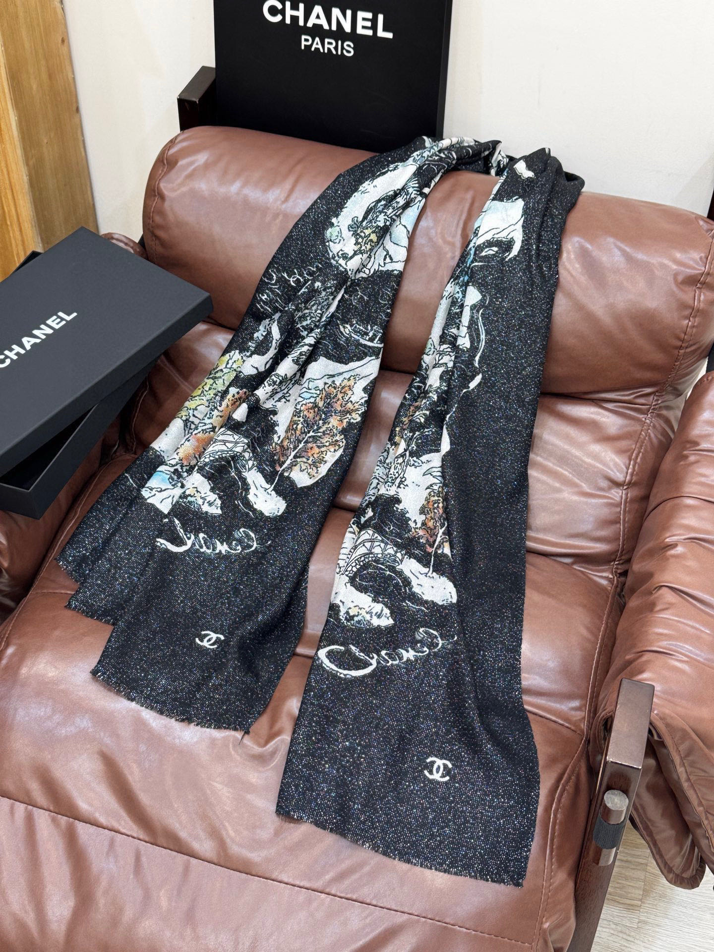 会发光发亮的围巾 2025秋冬高级成衣系列～Chanel 此系列谱写一曲自由轻灵的赞歌本系列作品创新演绎