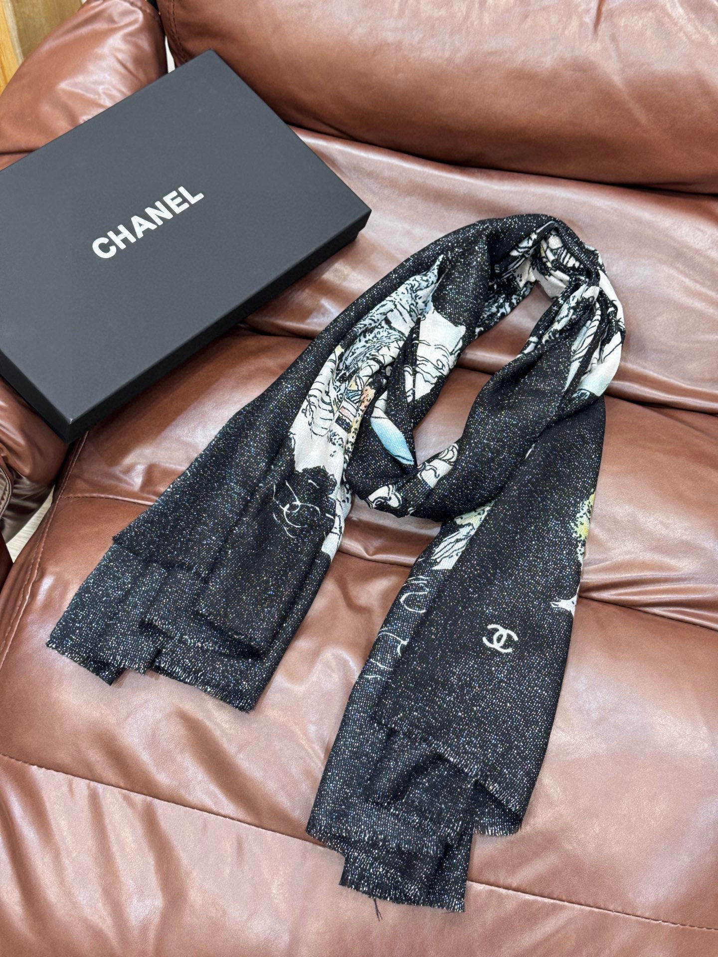 会发光发亮的围巾 2025秋冬高级成衣系列～Chanel 此系列谱写一曲自由轻灵的赞歌本系列作品创新演绎