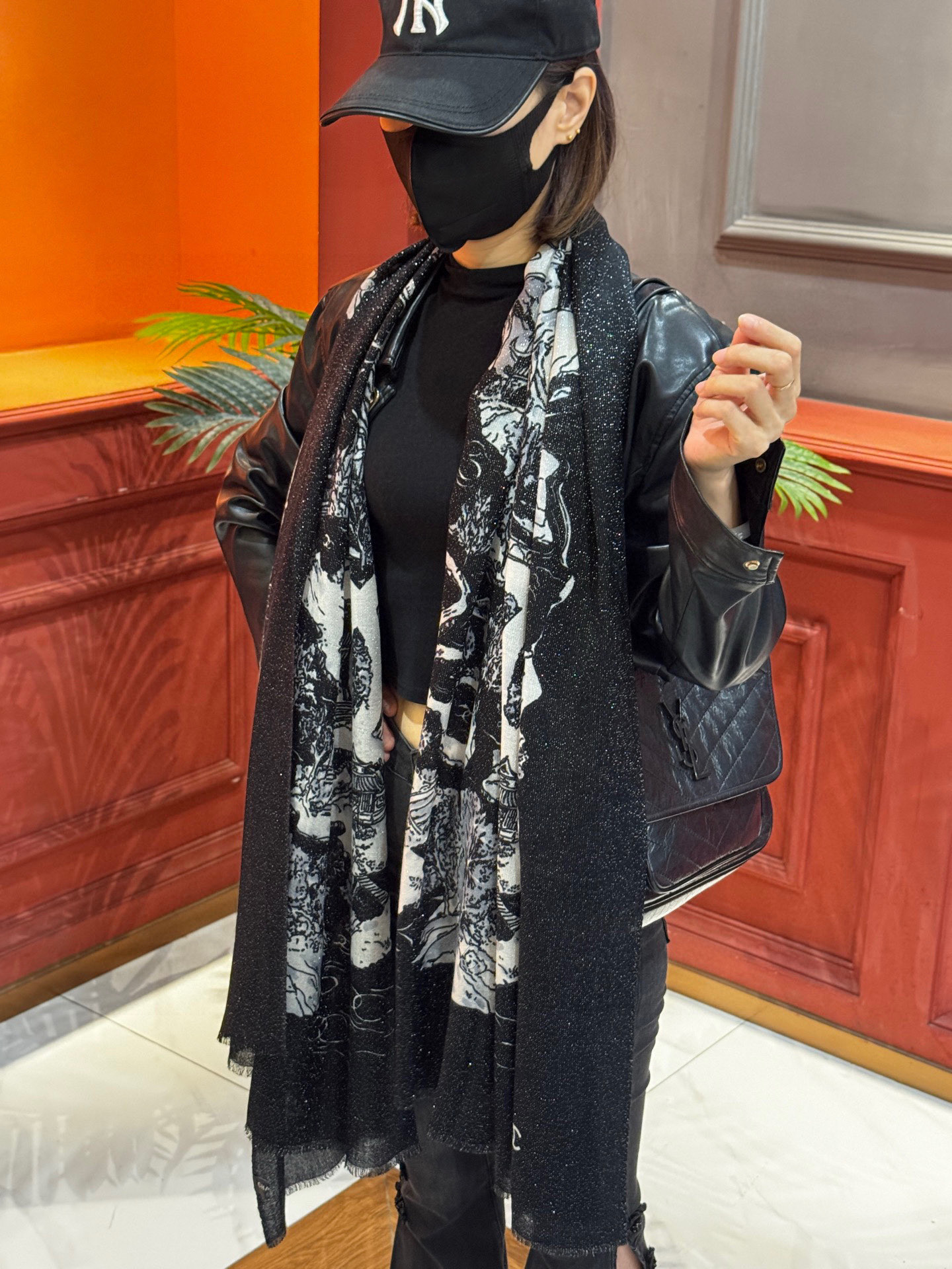 会发光发亮的围巾 2025秋冬高级成衣系列～Chanel 此系列谱写一曲自由轻灵的赞歌本系列作品创新演绎