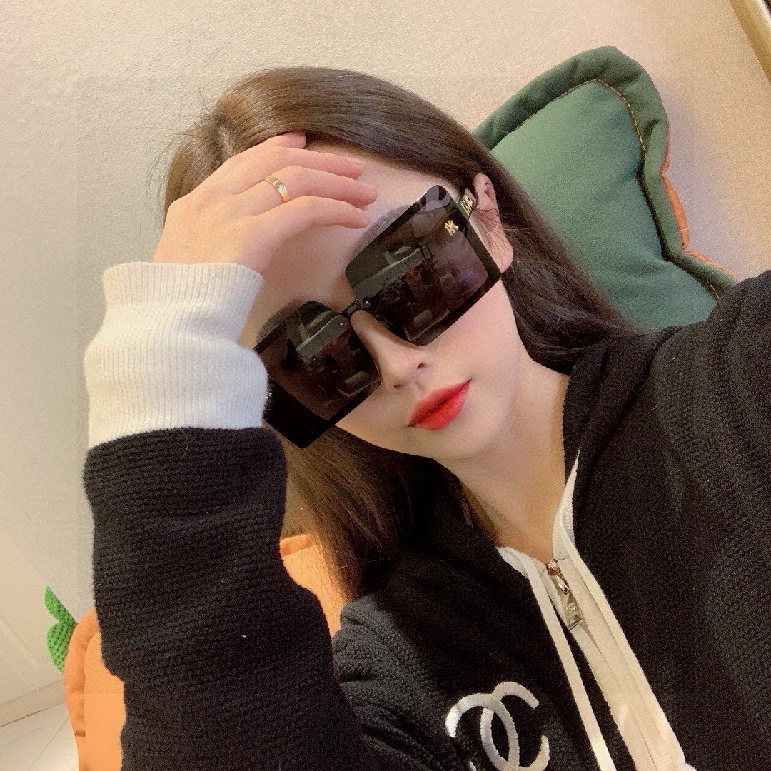 【TR偏光系列】 Gucci联名系列限量版经典的方框设计，不挑脸型，无论搭配大衣还是连衣裙都非常显气质 