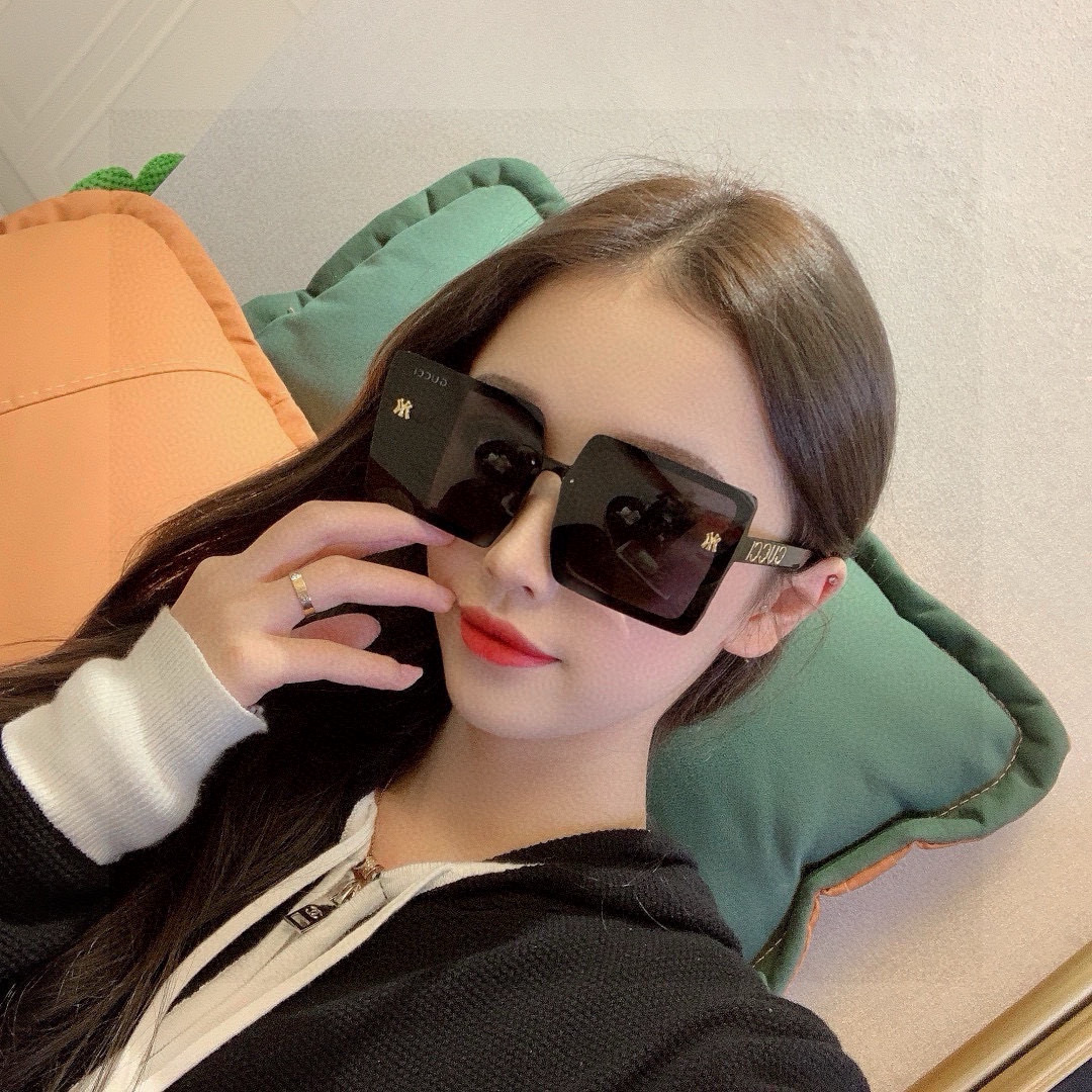 【TR偏光系列】 Gucci联名系列限量版经典的方框设计，不挑脸型，无论搭配大衣还是连衣裙都非常显气质 