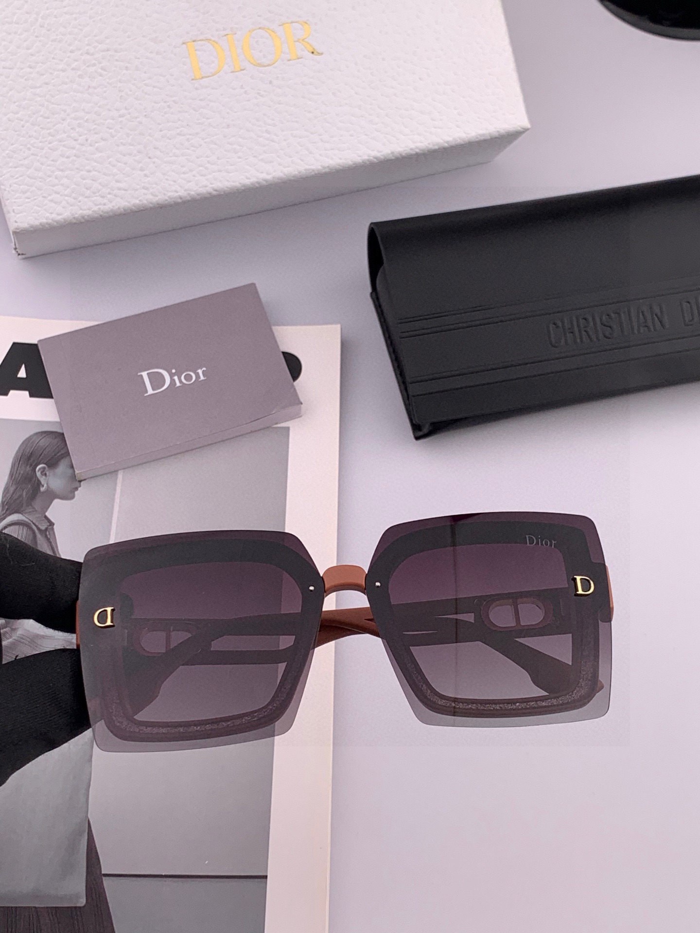 Dior2025新款偏光太阳镜 款式多 。经典的方框设计，不挑脸型，无论搭配大衣还是连衣裙都非常显气质 