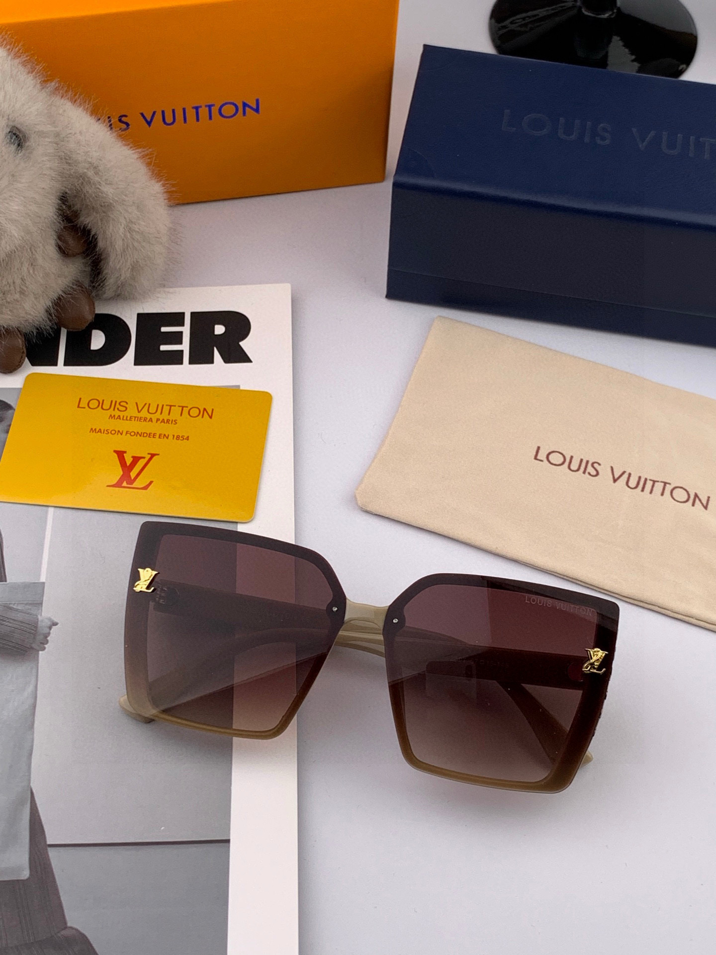 LV 2025年开春新款 潮流爆款 时尚方框太阳镜 高品质 佩戴舒适 网红潮款墨镜 型号L5230