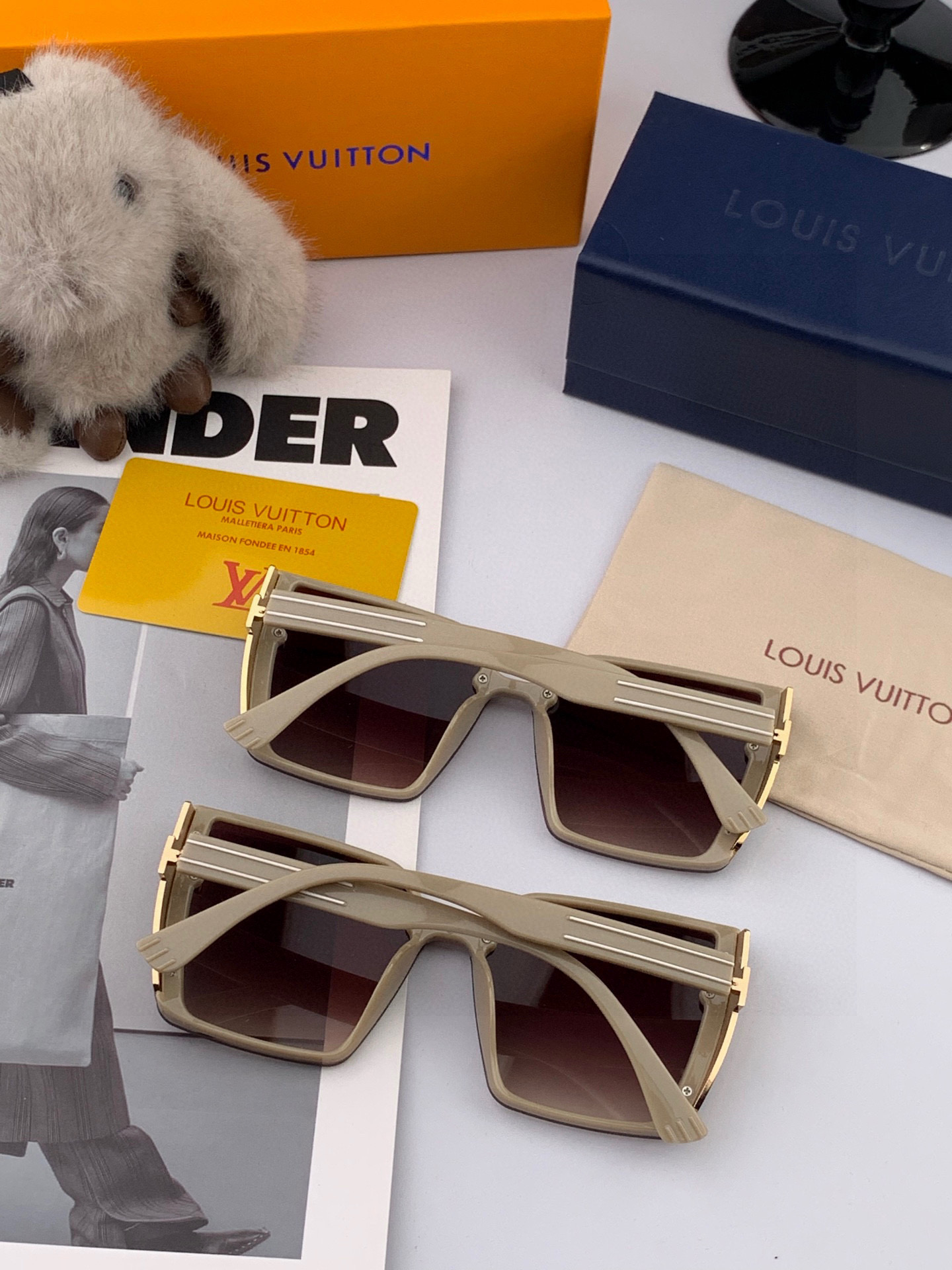 LV 2025年开春新款 潮流爆款 时尚方框太阳镜 高品质 佩戴舒适 网红潮款墨镜 型号L5230