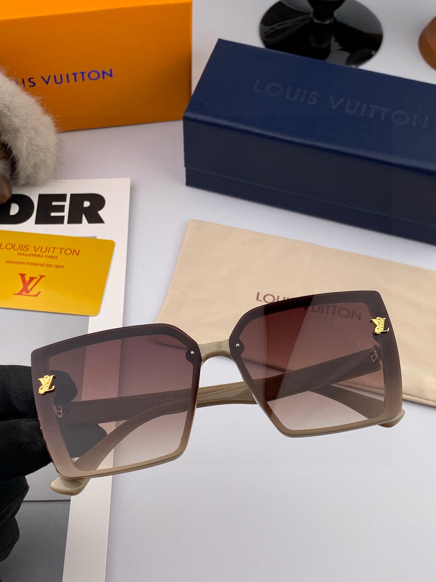 LV 2025年开春新款 潮流爆款 时尚方框太阳镜 高品质 佩戴舒适 网红潮款墨镜 型号L5230