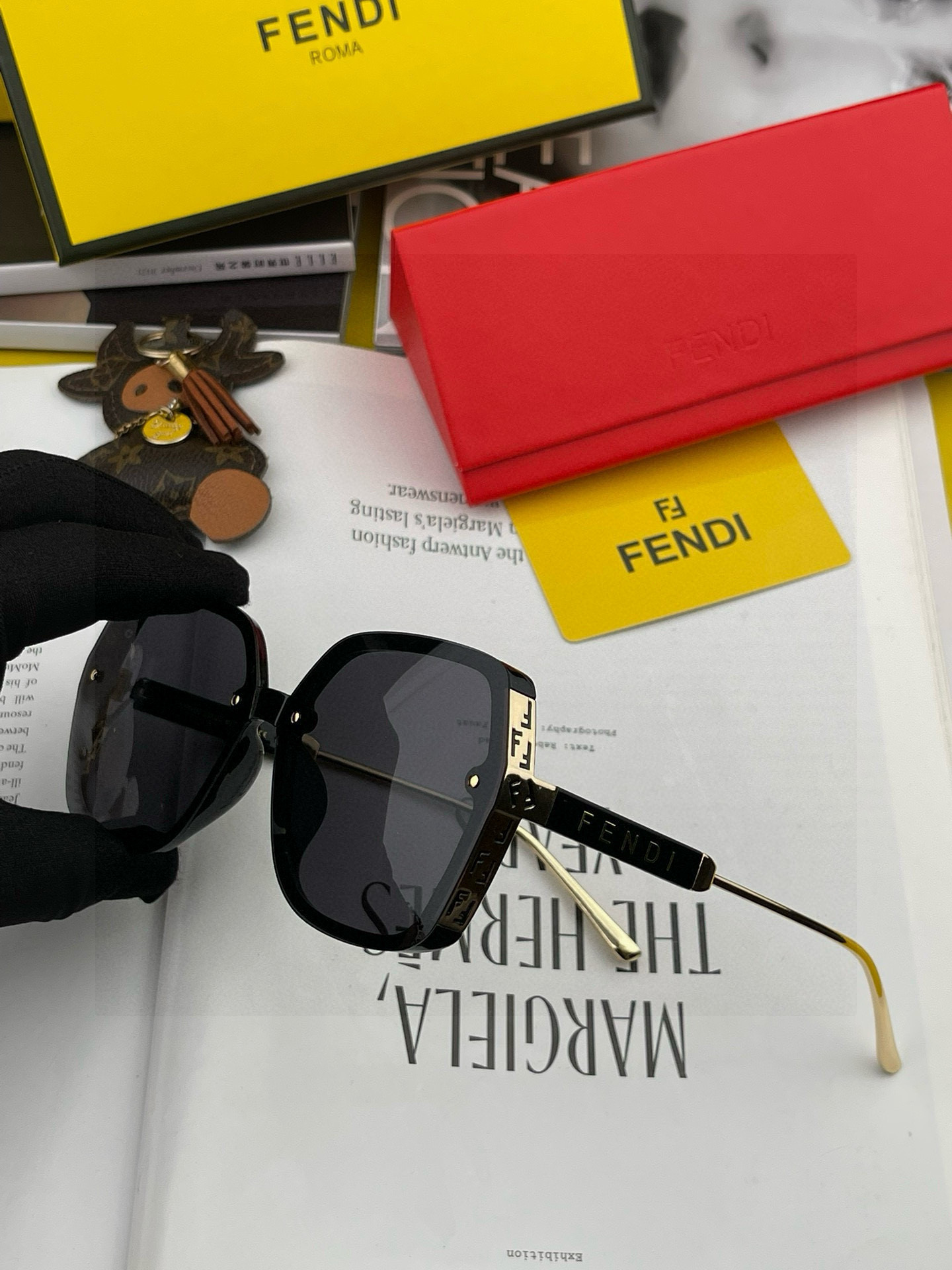 芬迪 2025开春新款 方框太阳镜 各路网红纷纷带起气场满分‼️ 俏皮甜美.上脸效果更佳.金属质感超好 