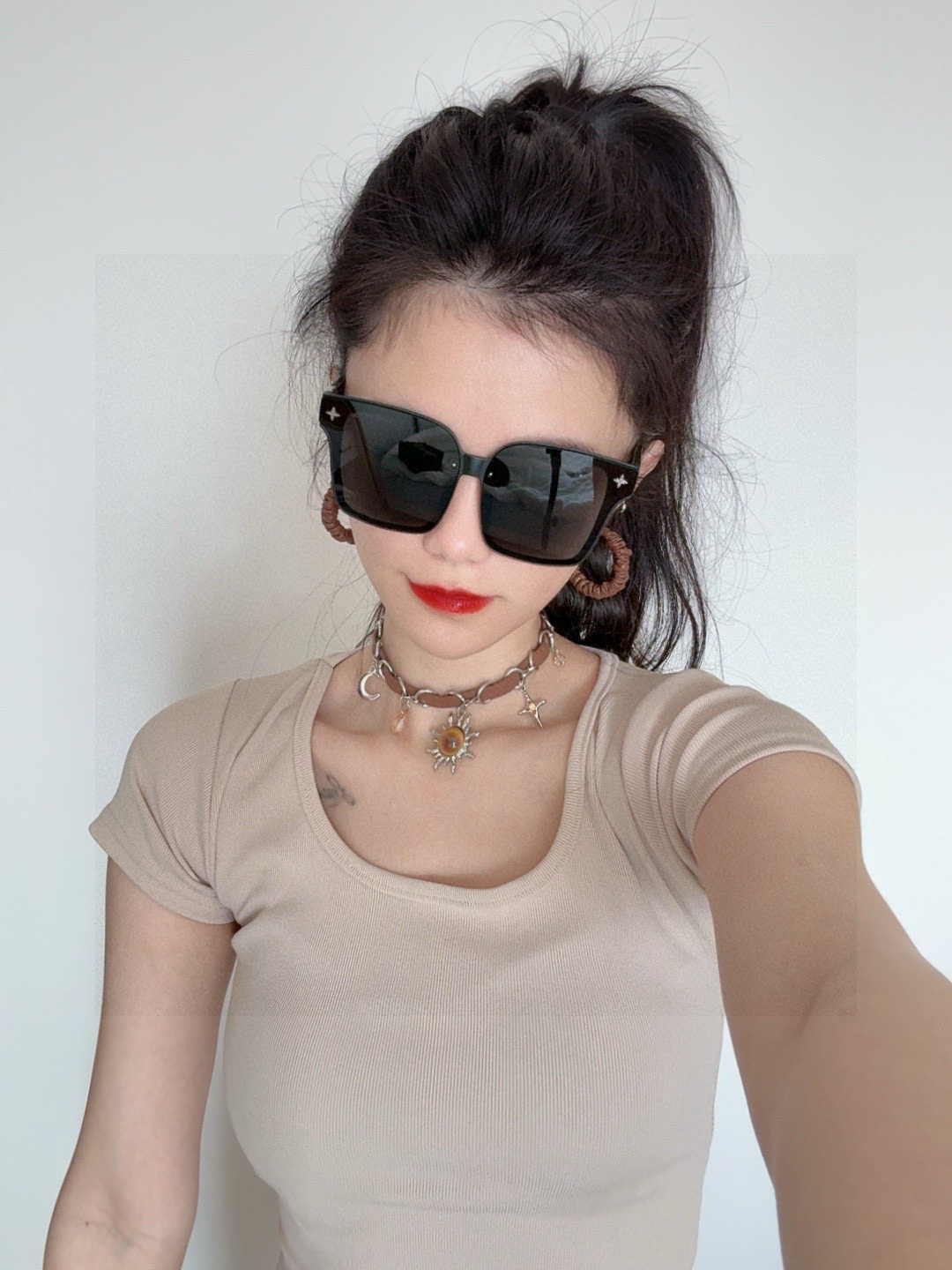 LV 2025新款女士方框太阳眼镜 开车墨镜 新款太阳镜 时尚大方 舒适轻盈 精致奢华 超轻 型号：L2