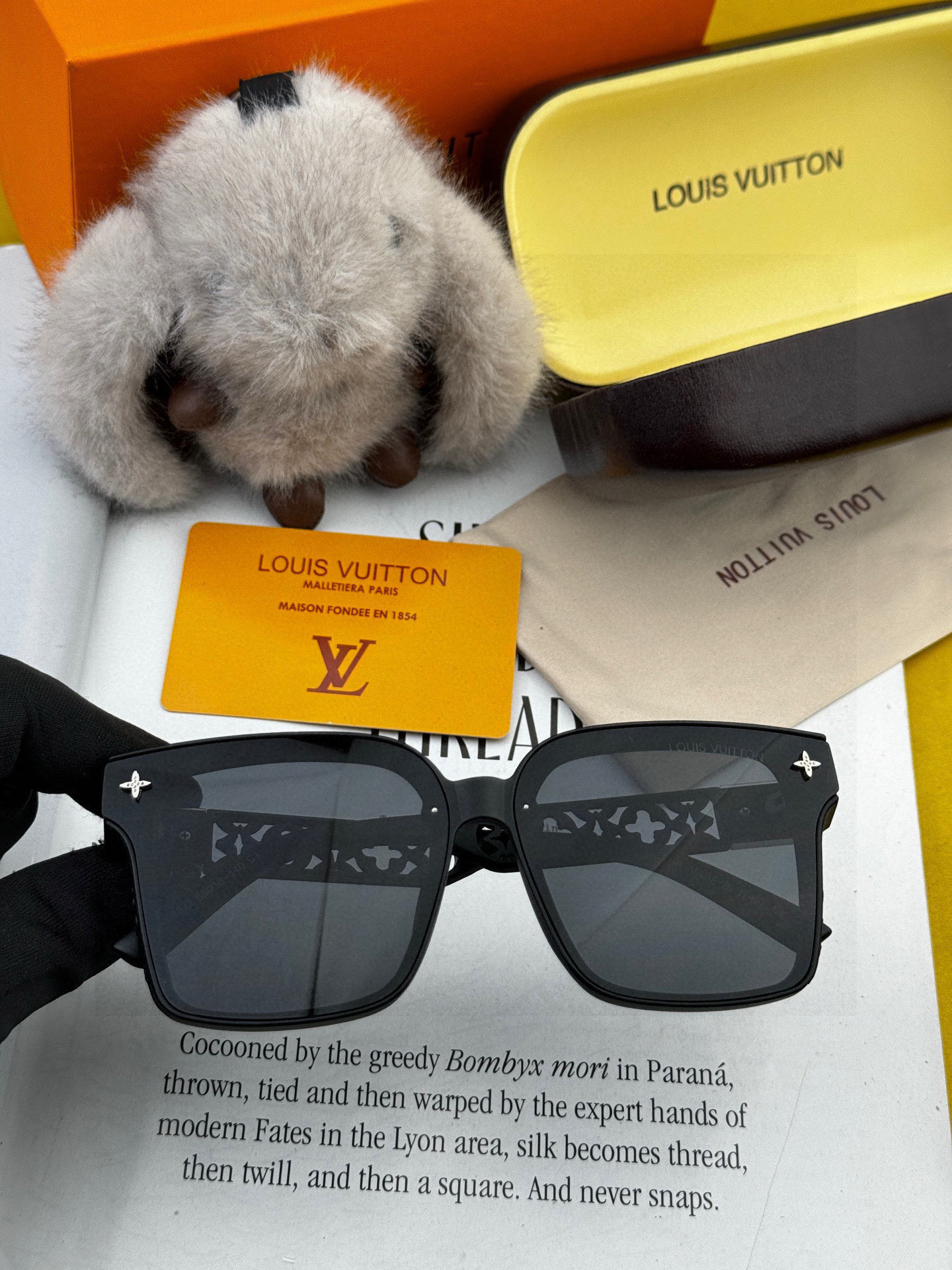 LV 2025新款女士方框太阳眼镜 开车墨镜 新款太阳镜 时尚大方 舒适轻盈 精致奢华 超轻 型号：L2