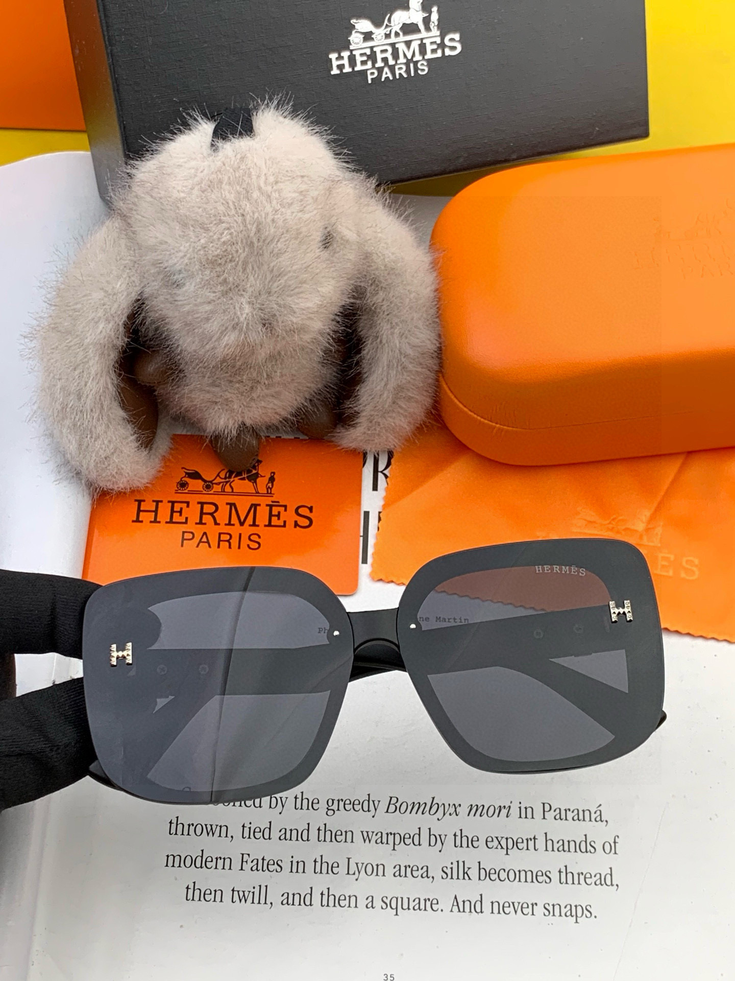 爱马仕 经典的方框设计，不挑脸型，无论搭配大衣还是连衣裙都非常显气质镜片预防紫外线 型号：H1303