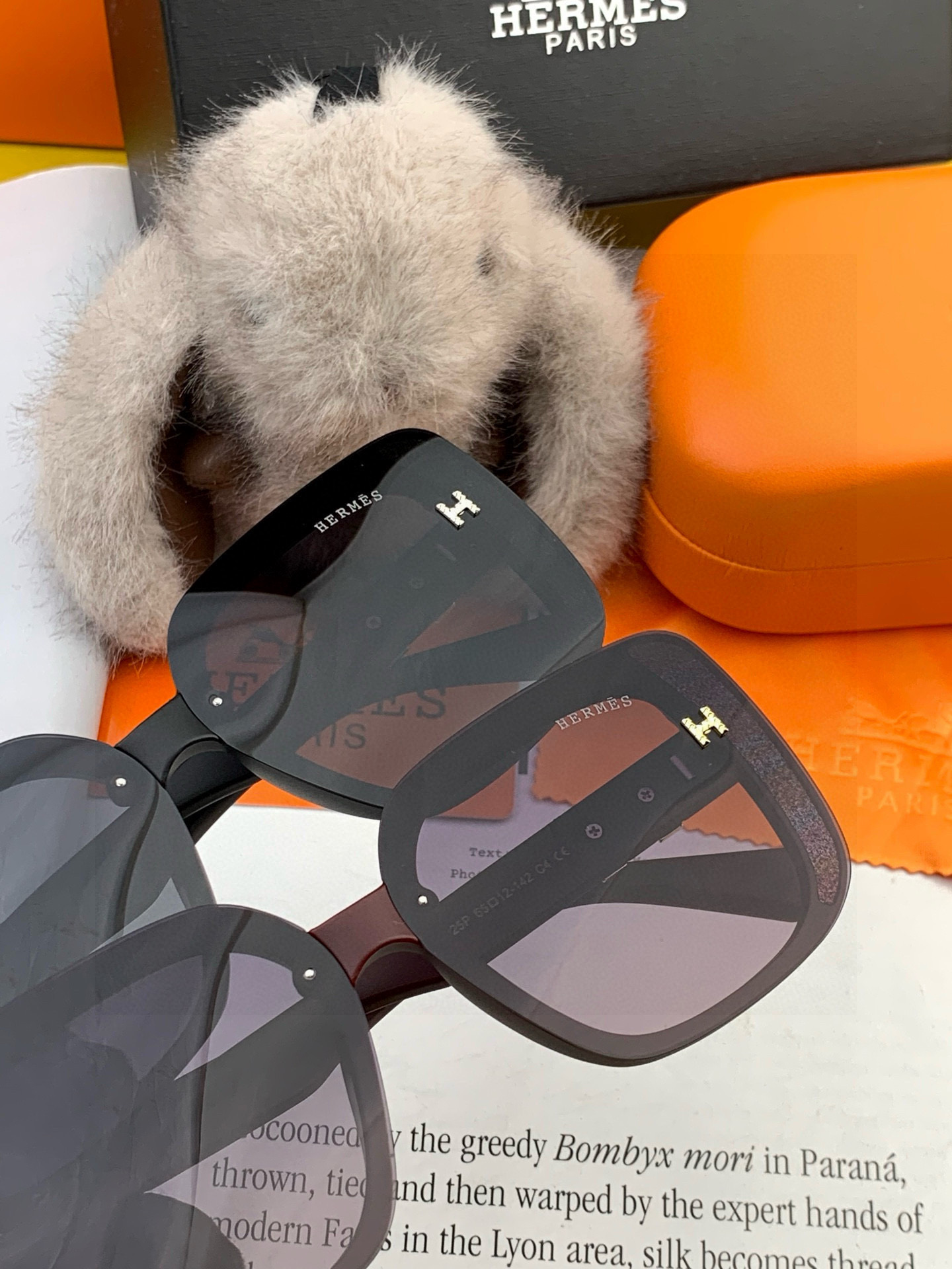 爱马仕 经典的方框设计，不挑脸型，无论搭配大衣还是连衣裙都非常显气质镜片预防紫外线 型号：H1303