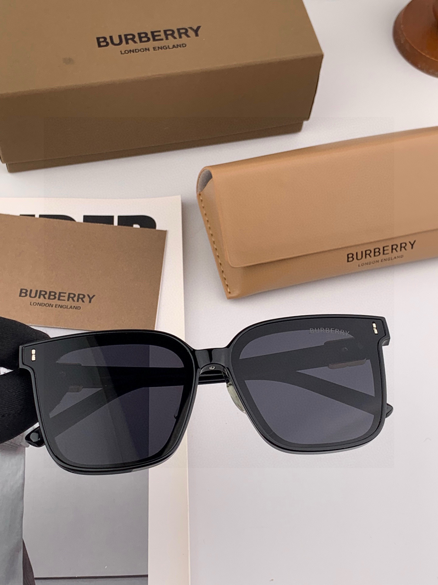 🎈原版出货 巴宝莉网红超爆款💙经典奢华全球风[强][酷][亲亲] 时尚方框太阳镜[得意] 气质非凡😄 经