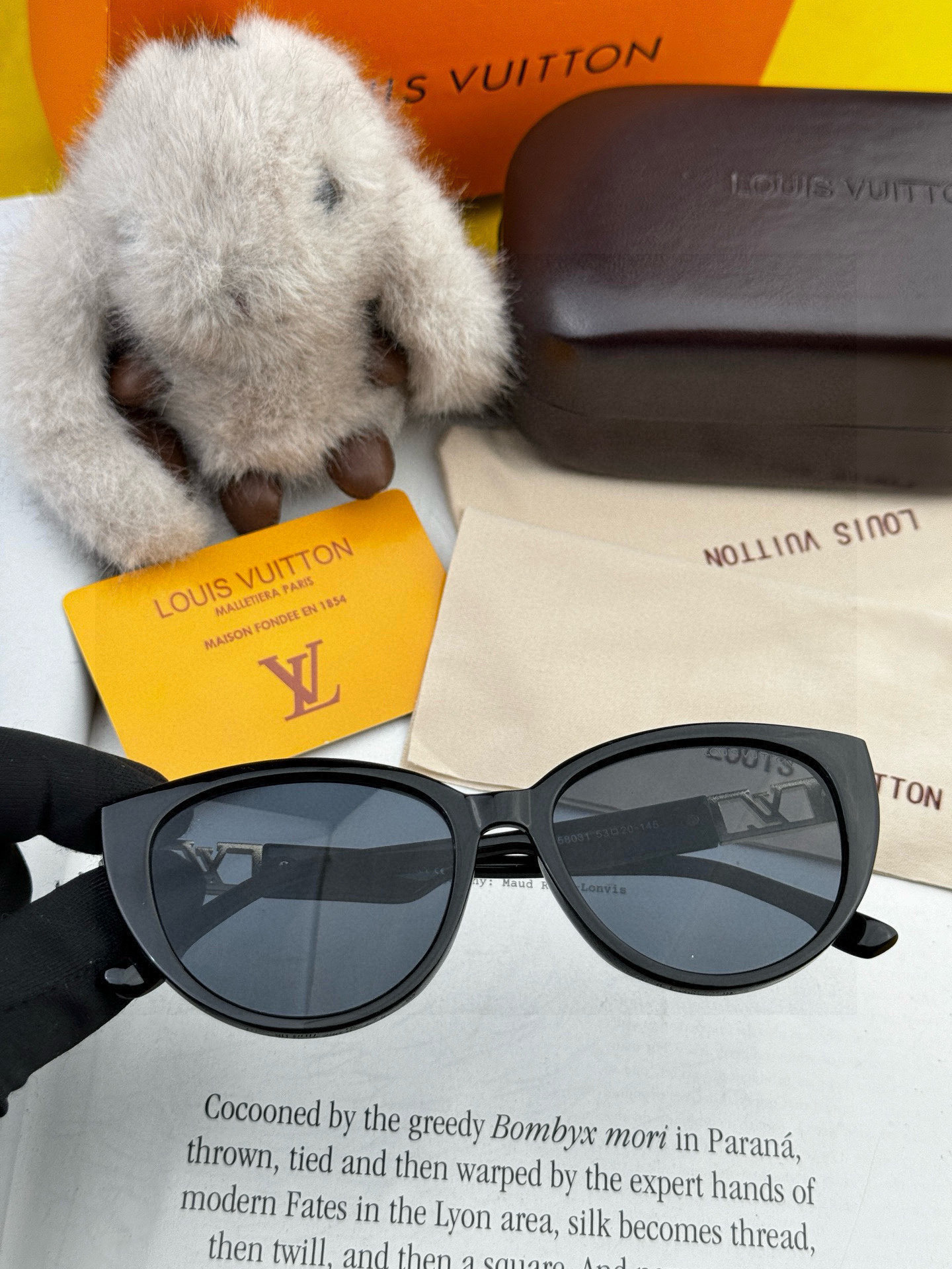 LV 2025新款女士方框太阳眼镜 开车墨镜 新款太阳镜 时尚大方 舒适轻盈 精致奢华 超轻 型号：L1