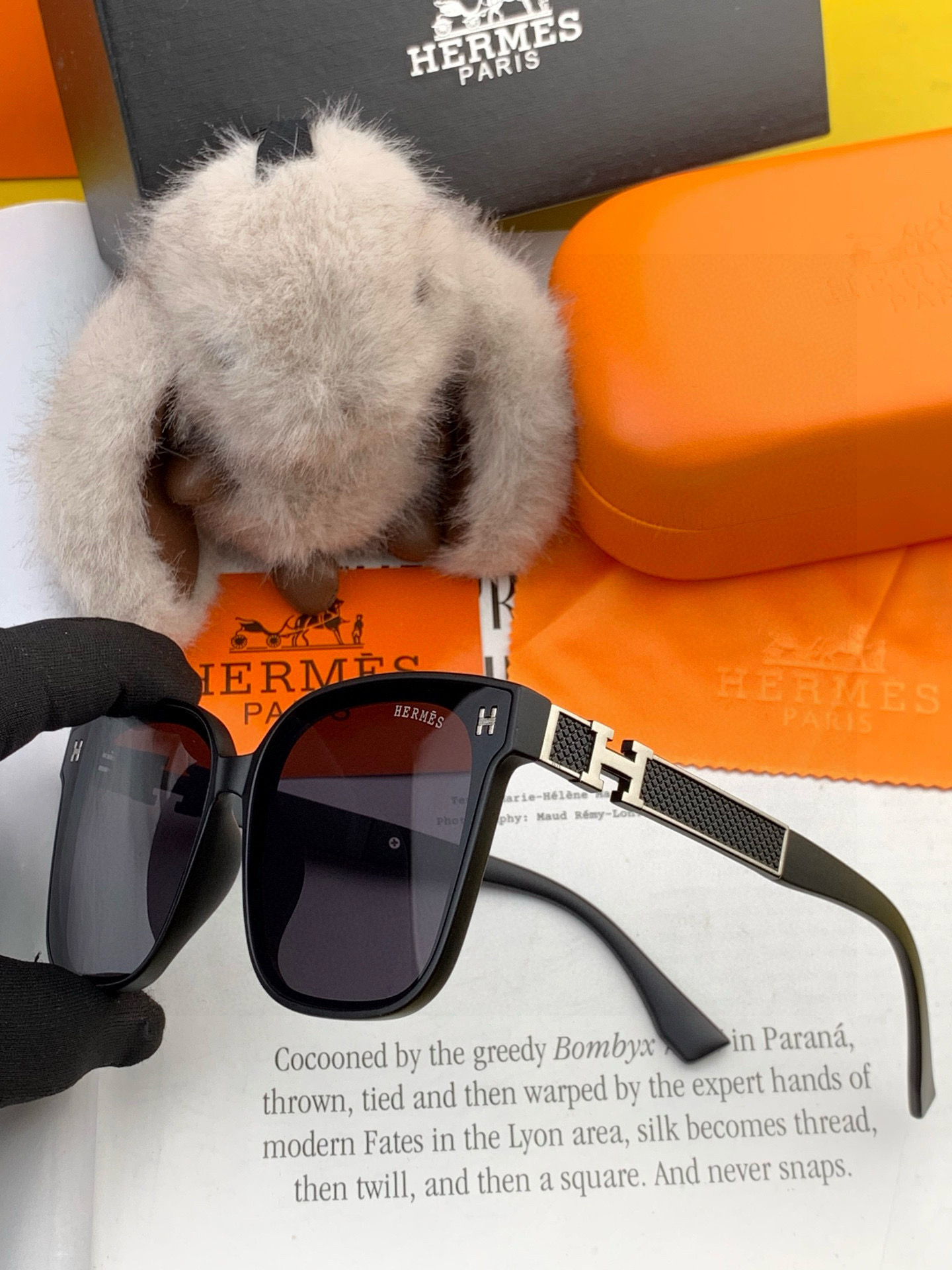 爱马仕 经典的方框设计，不挑脸型，无论搭配大衣还是连衣裙都非常显气质镜片预防紫外线 型号：H0503