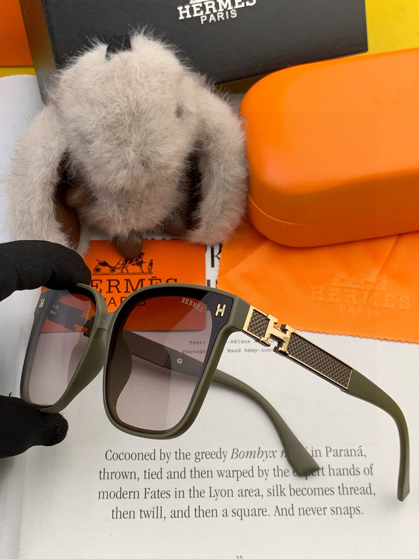 爱马仕 经典的方框设计，不挑脸型，无论搭配大衣还是连衣裙都非常显气质镜片预防紫外线 型号：H0503