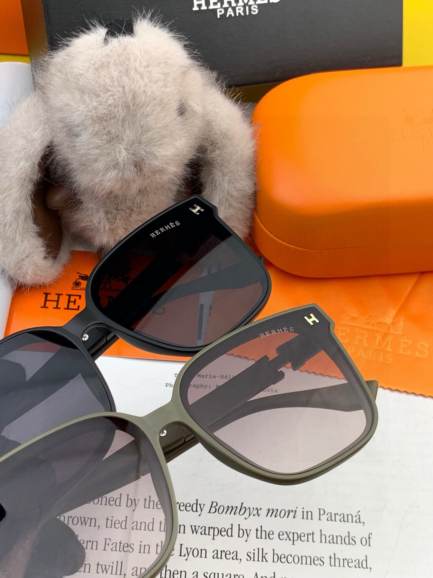 爱马仕 经典的方框设计，不挑脸型，无论搭配大衣还是连衣裙都非常显气质镜片预防紫外线 型号：H0503